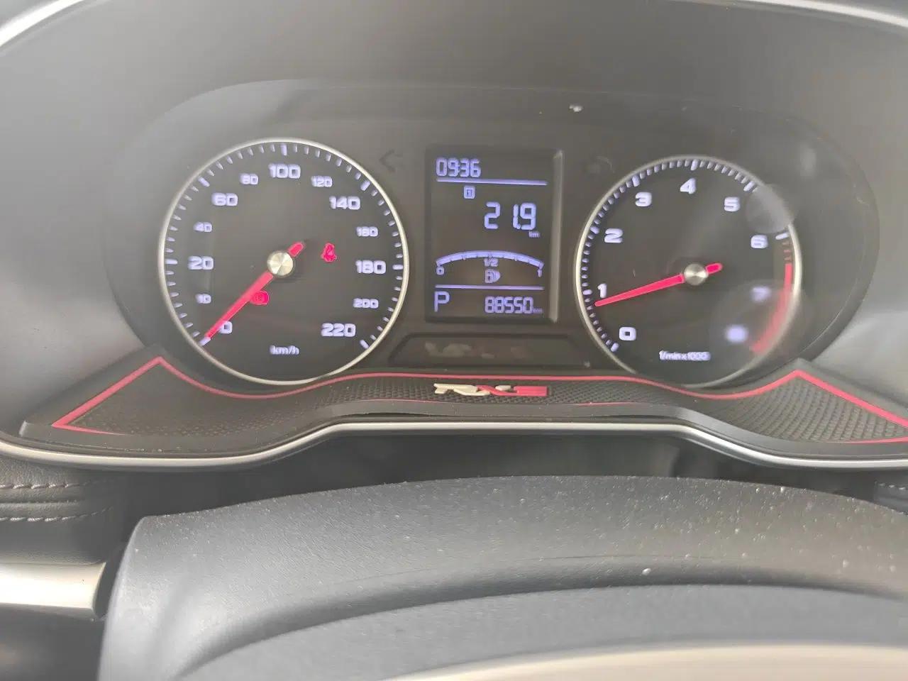 Roewe RX3 2020 1.6L CVT 4G Connected Ultra-Fun Elite Edition — миниатюра 12