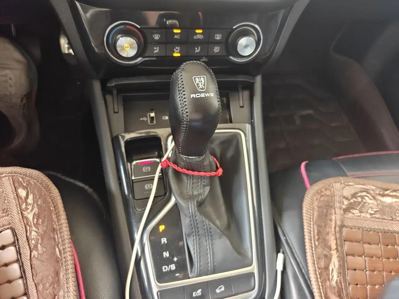 Roewe RX3 2020 1.6L CVT 4G Connected Ultra-Fun Elite Edition — миниатюра 14