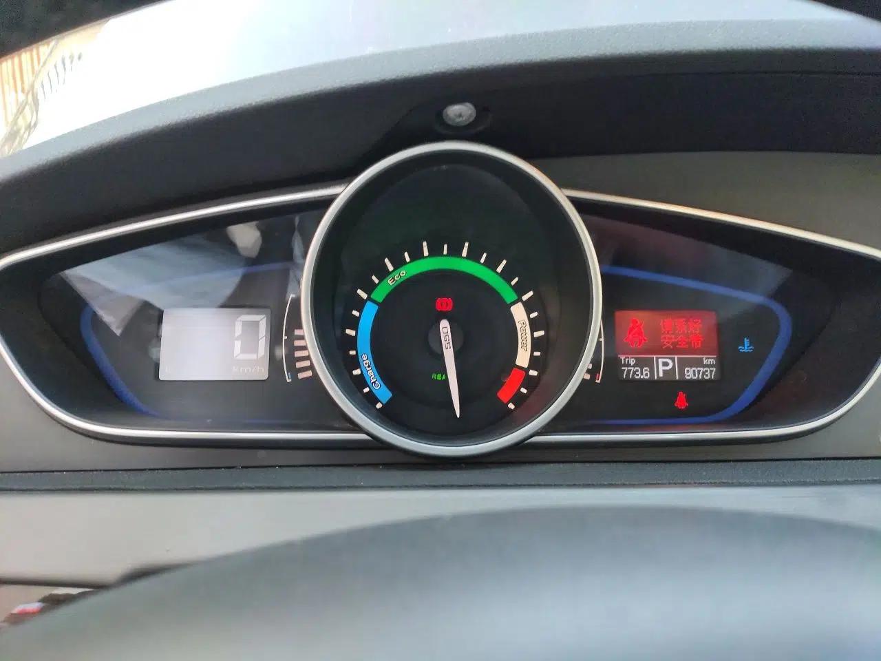 Roewe e550 2016 Deluxe Edition — миниатюра 11