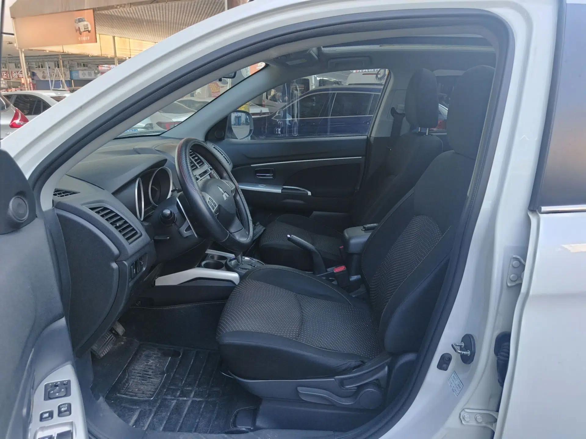 Mitsubishi ASX 2013 2.0L CVT Four-Wheel Drive Premium Edition — миниатюра 17