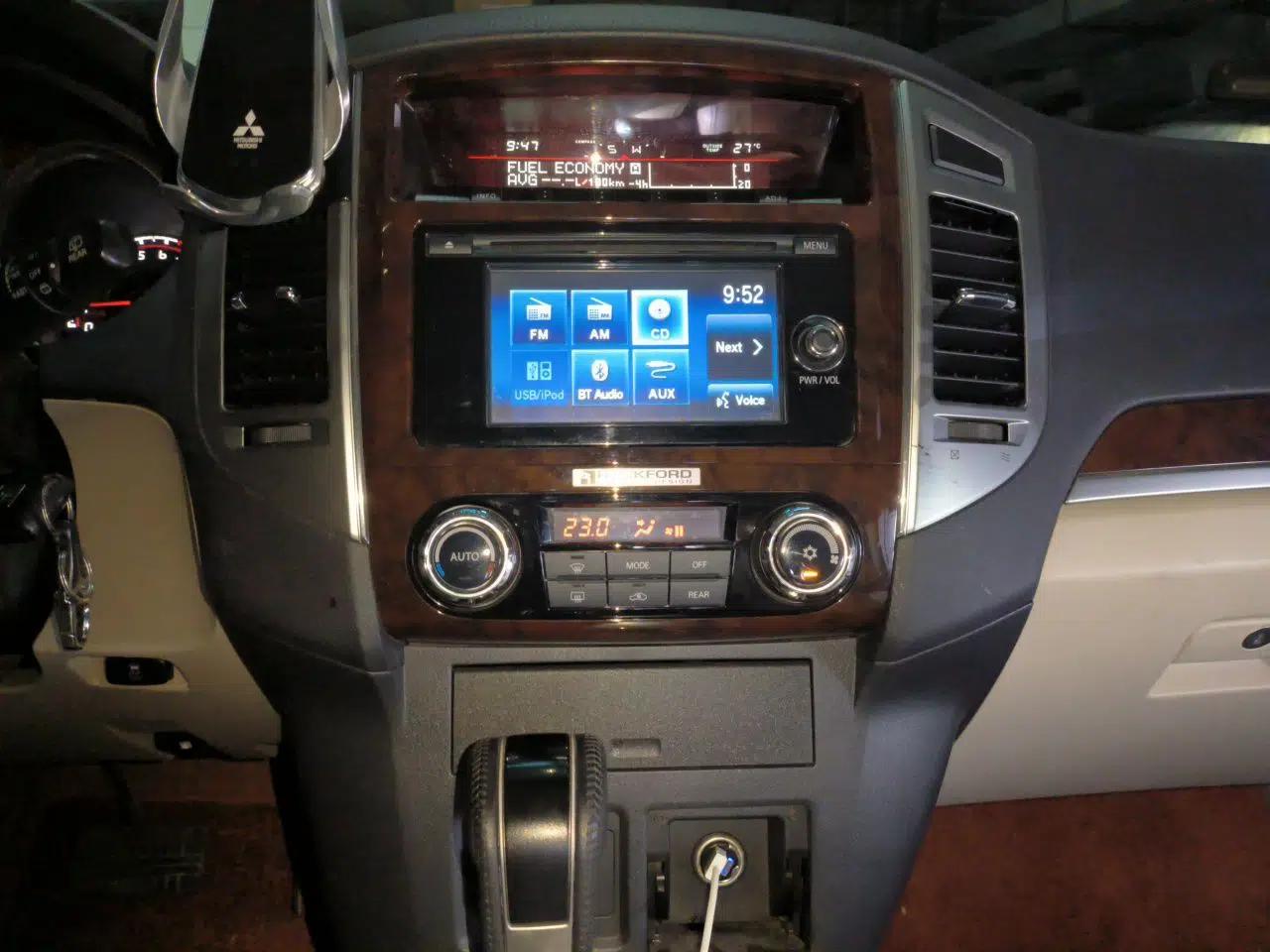 Mitsubishi Pajero Pajero 3.8L Automatic Gasoline 7-Seater (Parallel Import) — миниатюра 13