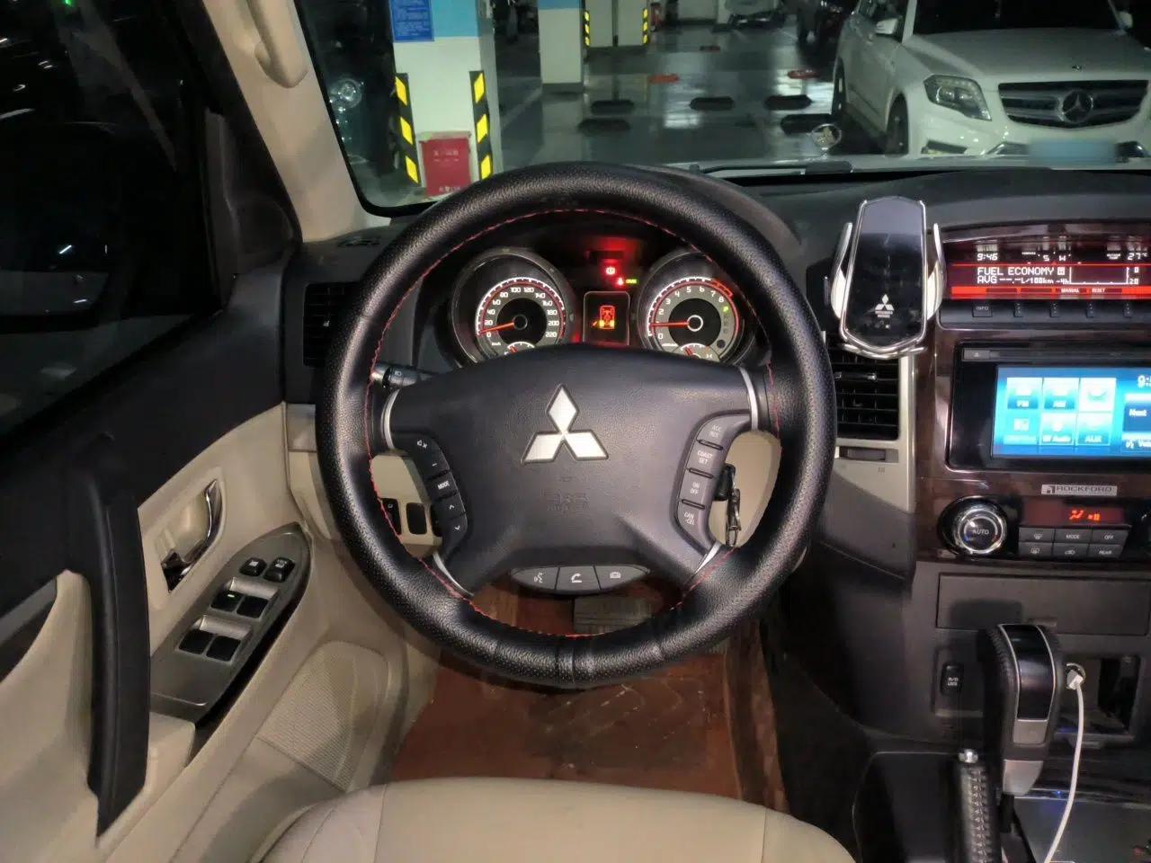 Mitsubishi Pajero Pajero 3.8L Automatic Gasoline 7-Seater (Parallel Import) — миниатюра 10