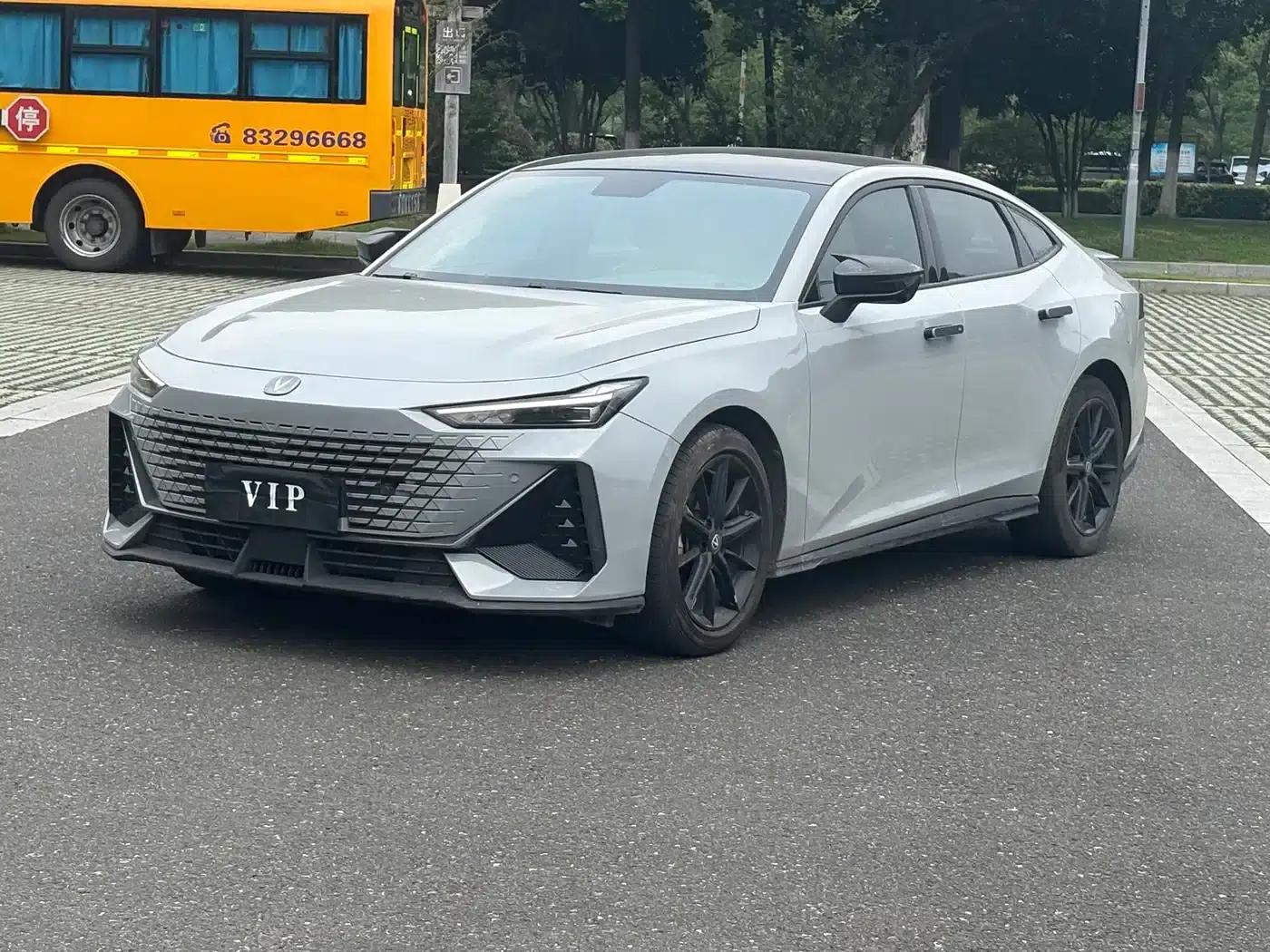Changan UNI-V 2022 1.5T Premium Edition — миниатюра 1