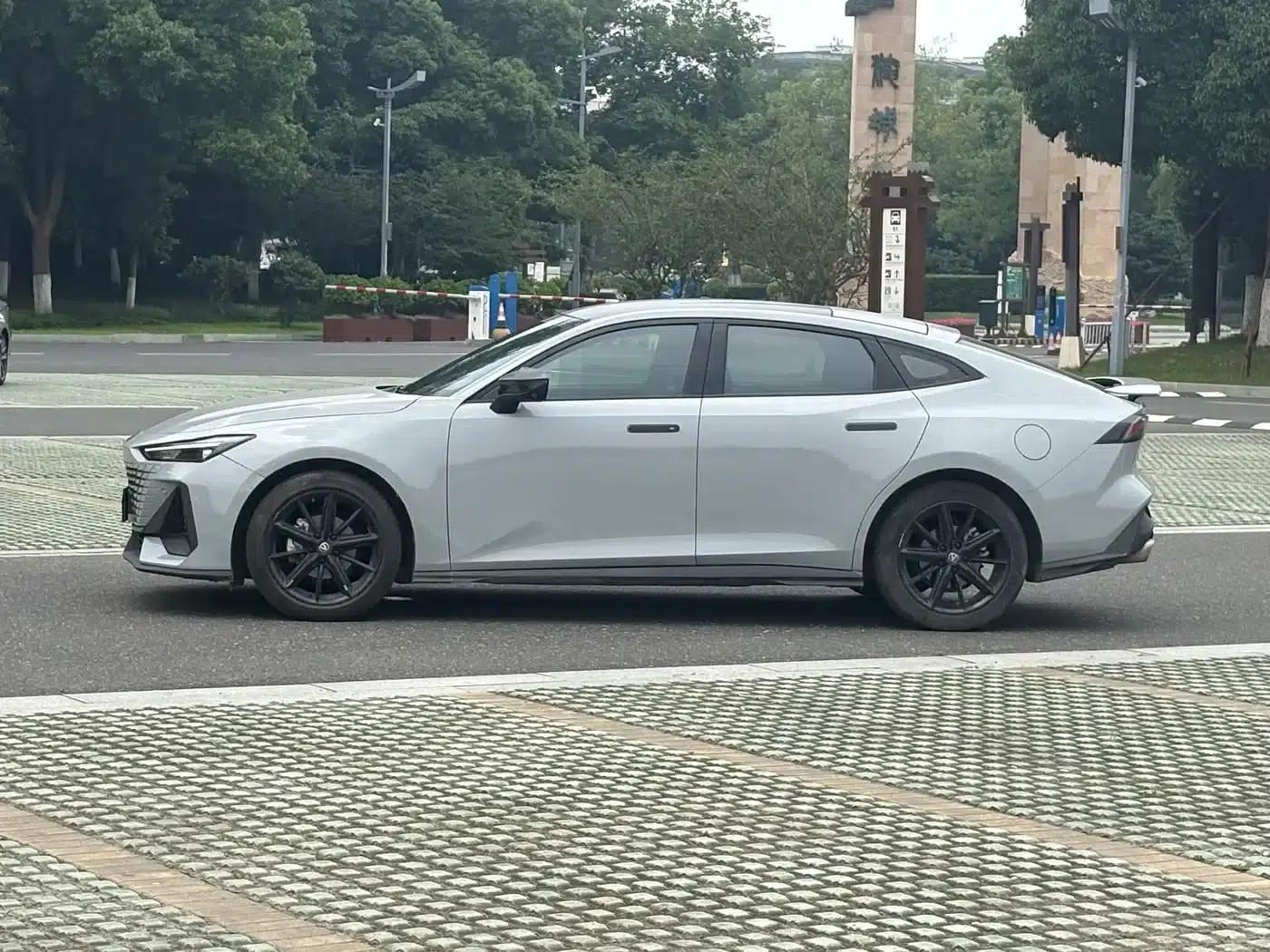 Changan UNI-V 2022 1.5T Premium Edition — миниатюра 8