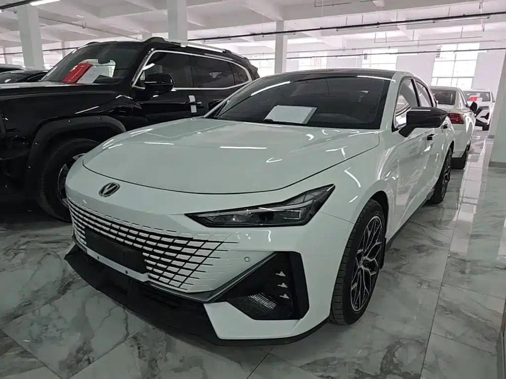 Changan UNI-V 2023 1.5T Premium Edition — миниатюра 1
