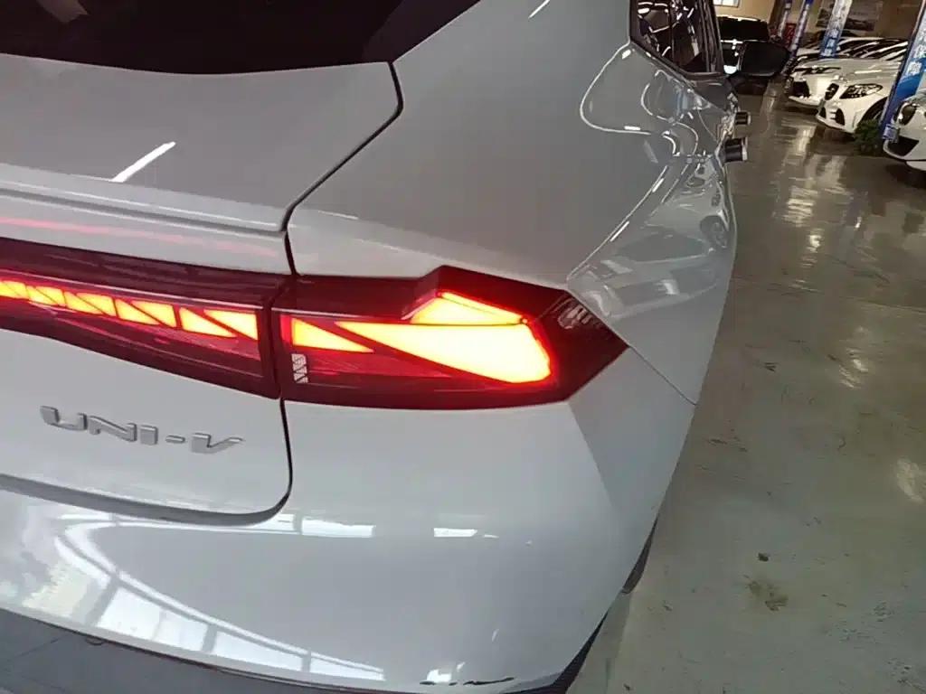 Changan UNI-V 2022 1.5T Premium Edition — миниатюра 24