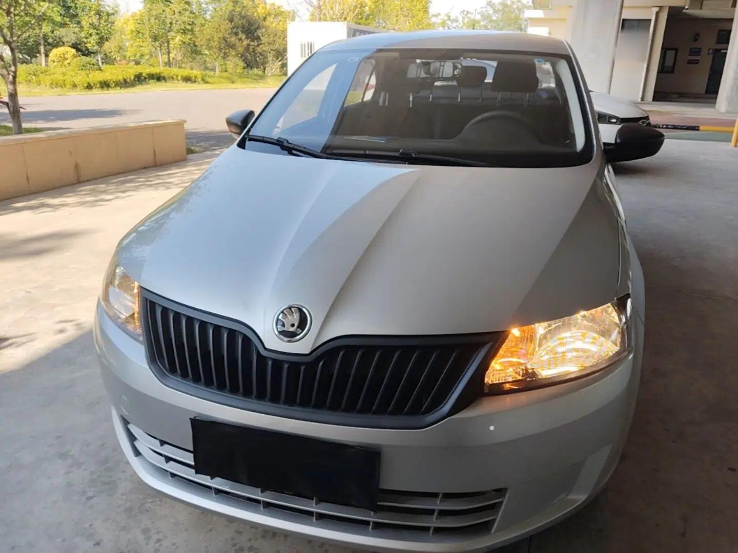 Skoda Rapid 2016 1.4L Manual Front-Wheel Drive Model — миниатюра 2