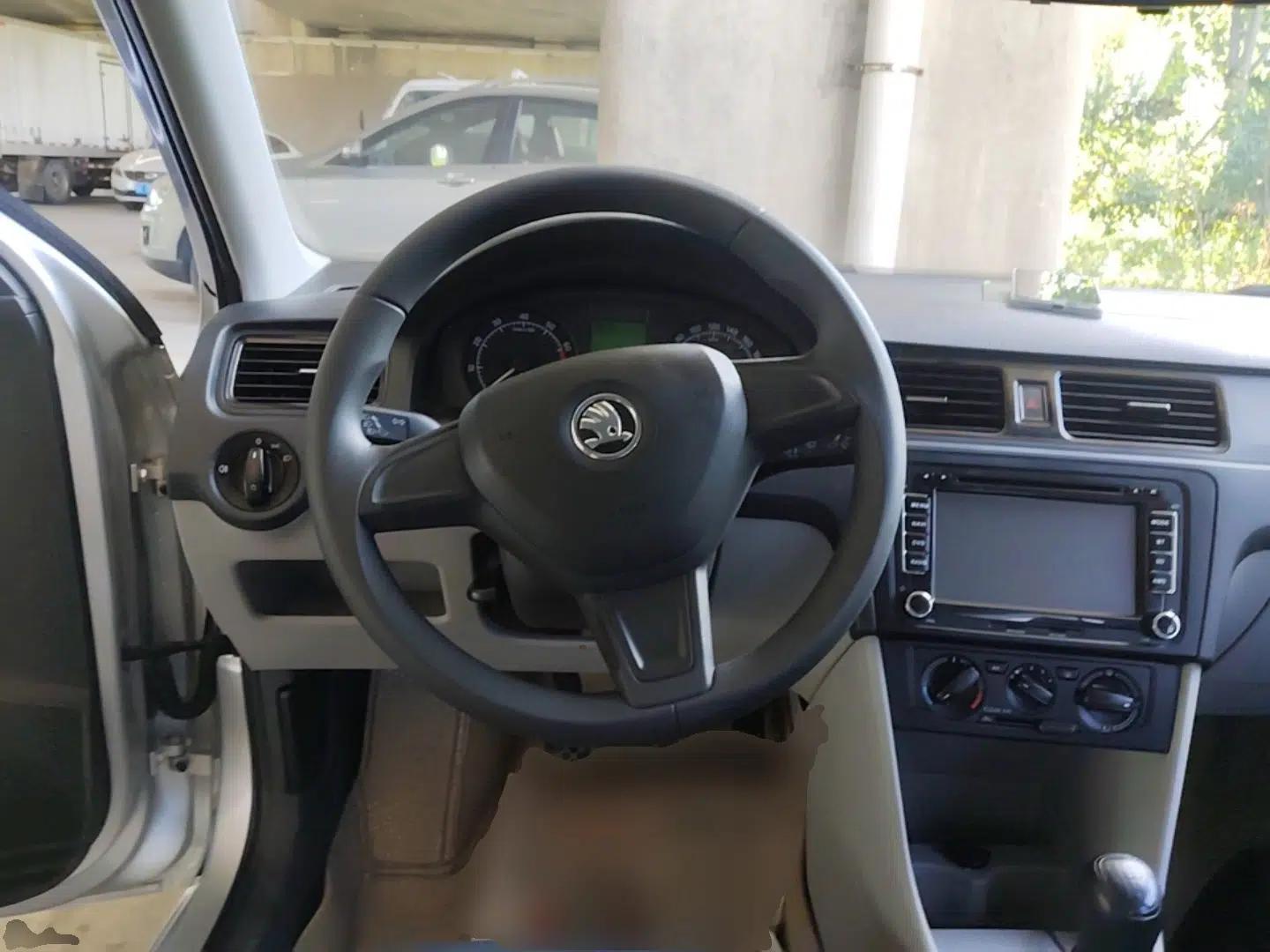 Skoda Rapid 2016 1.4L Manual Front-Wheel Drive Model — миниатюра 18