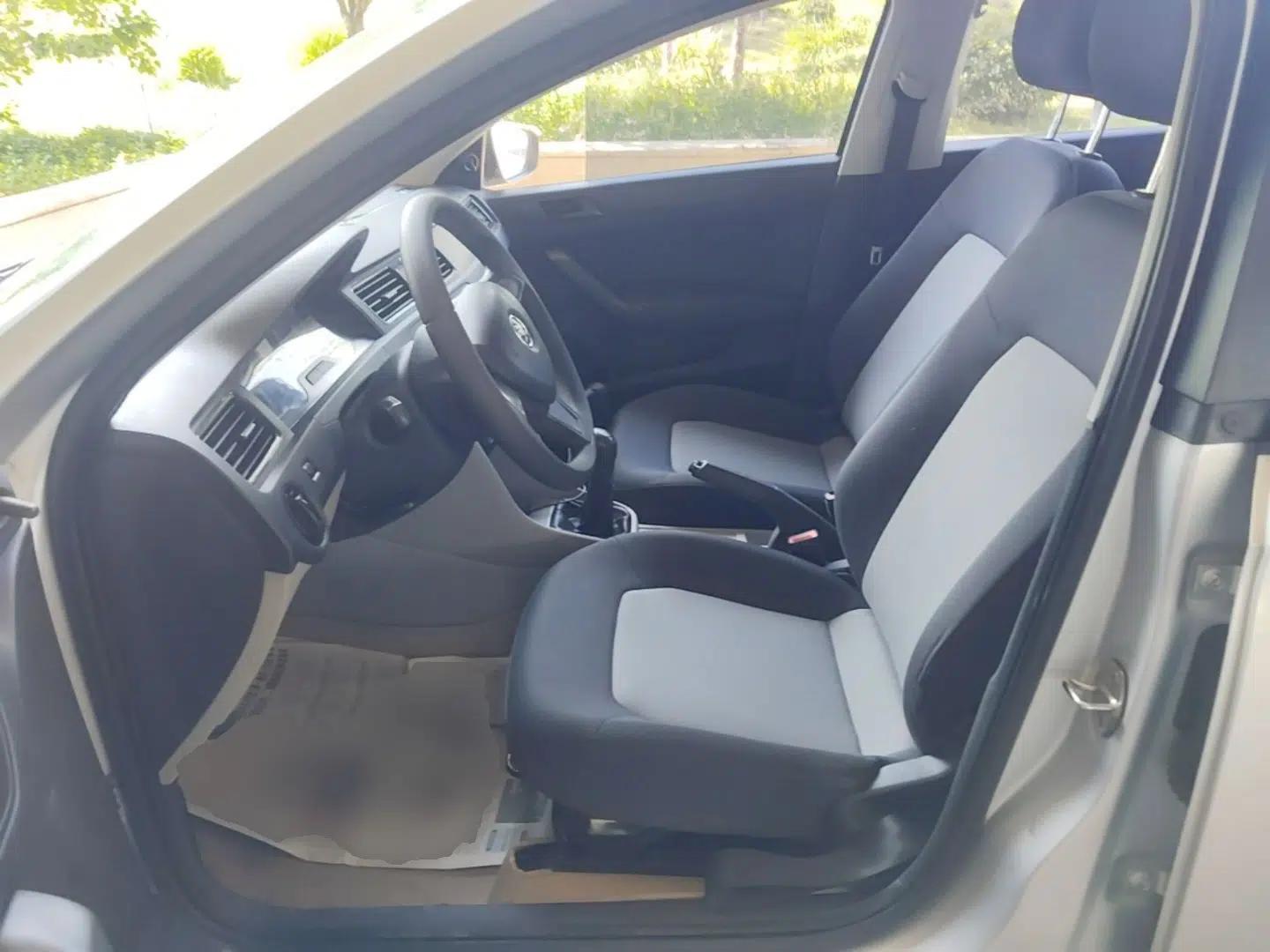 Skoda Rapid 2016 1.4L Manual Front-Wheel Drive Model — миниатюра 22