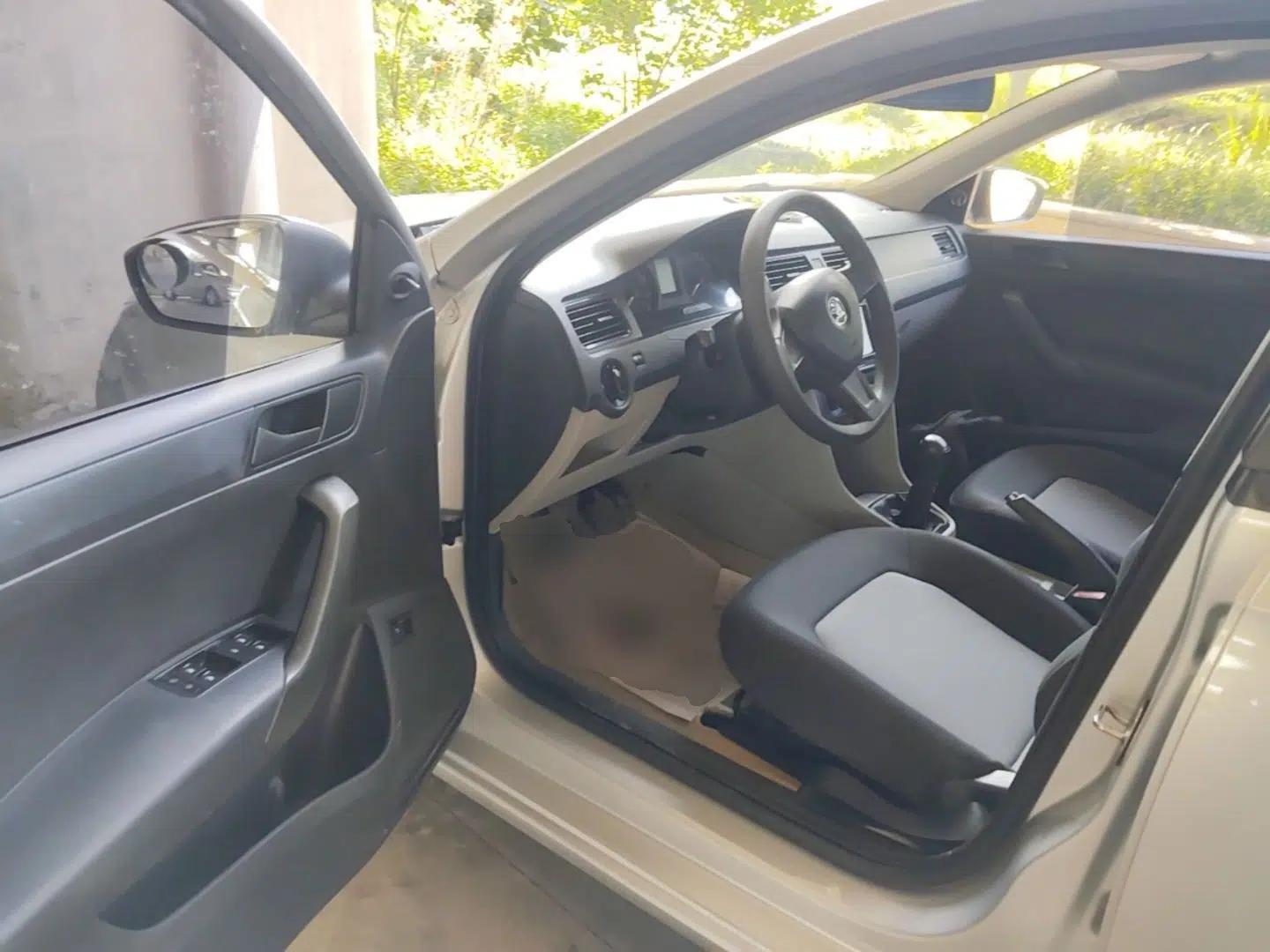 Skoda Rapid 2016 1.4L Manual Front-Wheel Drive Model — миниатюра 23