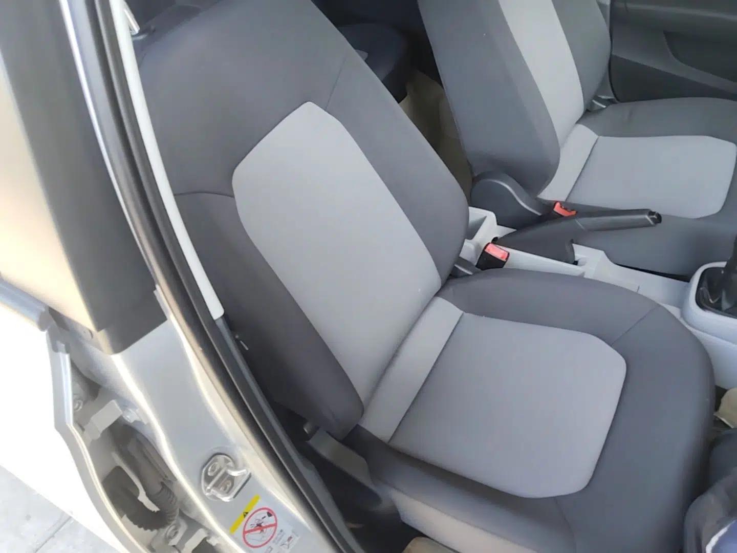 Skoda Rapid 2016 1.4L Manual Front-Wheel Drive Model — миниатюра 24