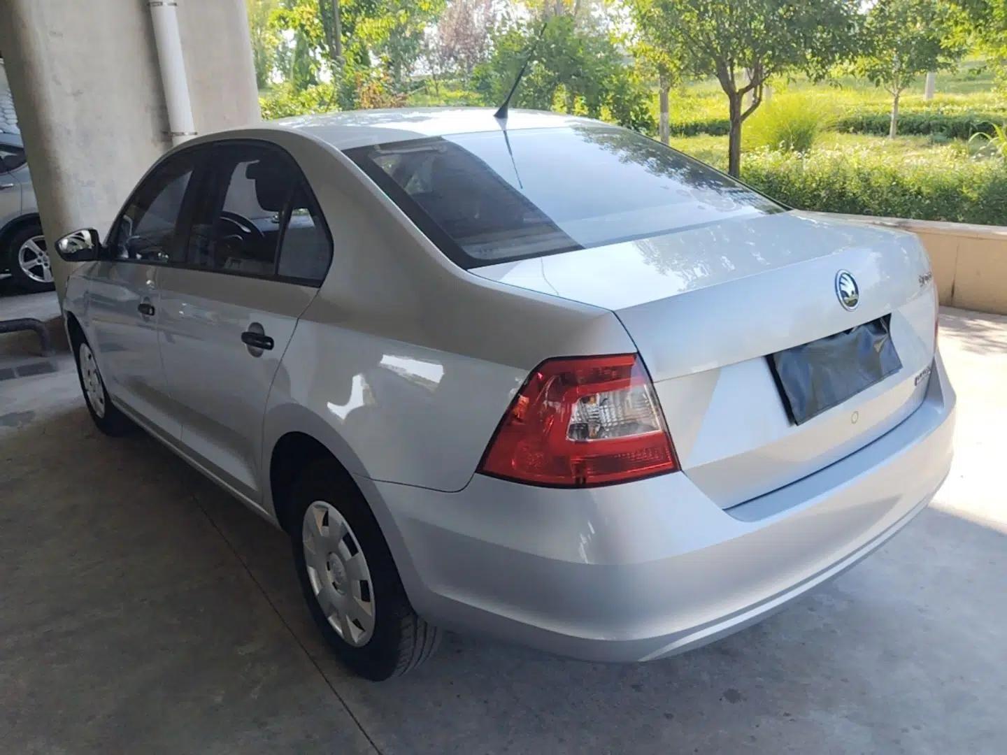 Skoda Rapid 2016 1.4L Manual Front-Wheel Drive Model — миниатюра 4