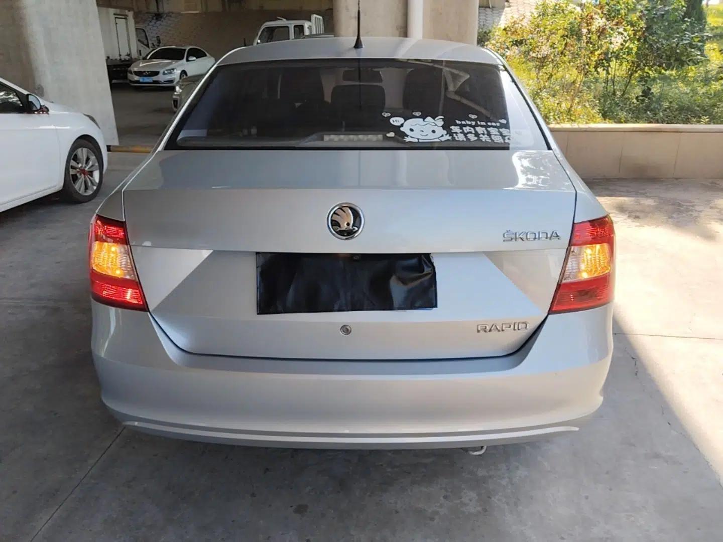 Skoda Rapid 2016 1.4L Manual Front-Wheel Drive Model — миниатюра 5