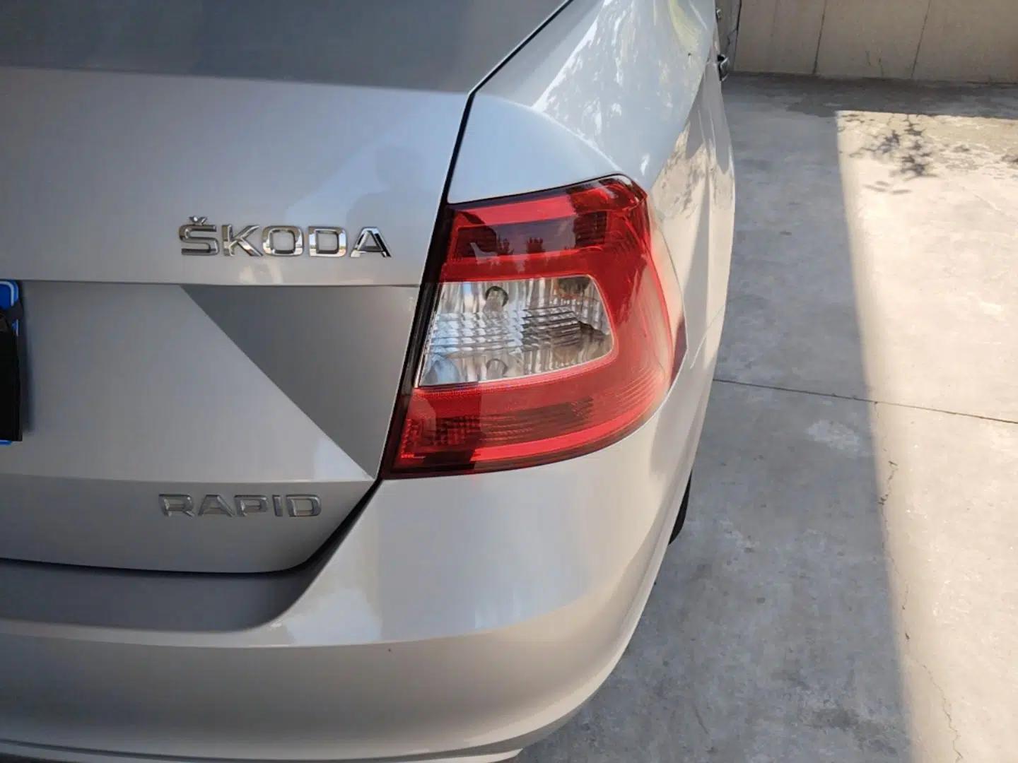Skoda Rapid 2016 1.4L Manual Front-Wheel Drive Model — миниатюра 9