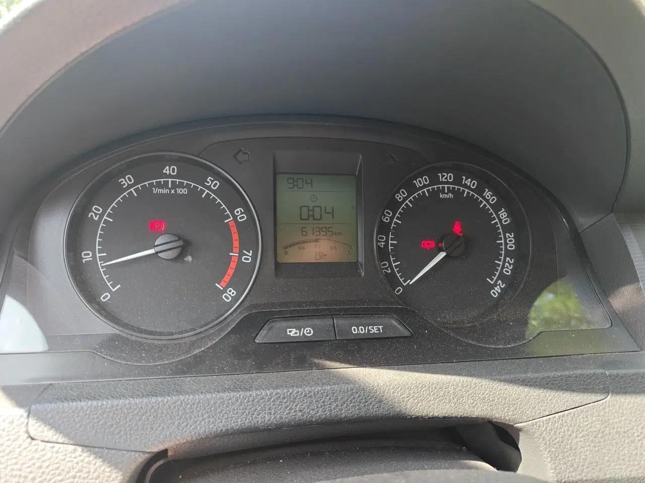 Skoda Rapid 2015 1.6L Manual Smart Selection Model — миниатюра 11