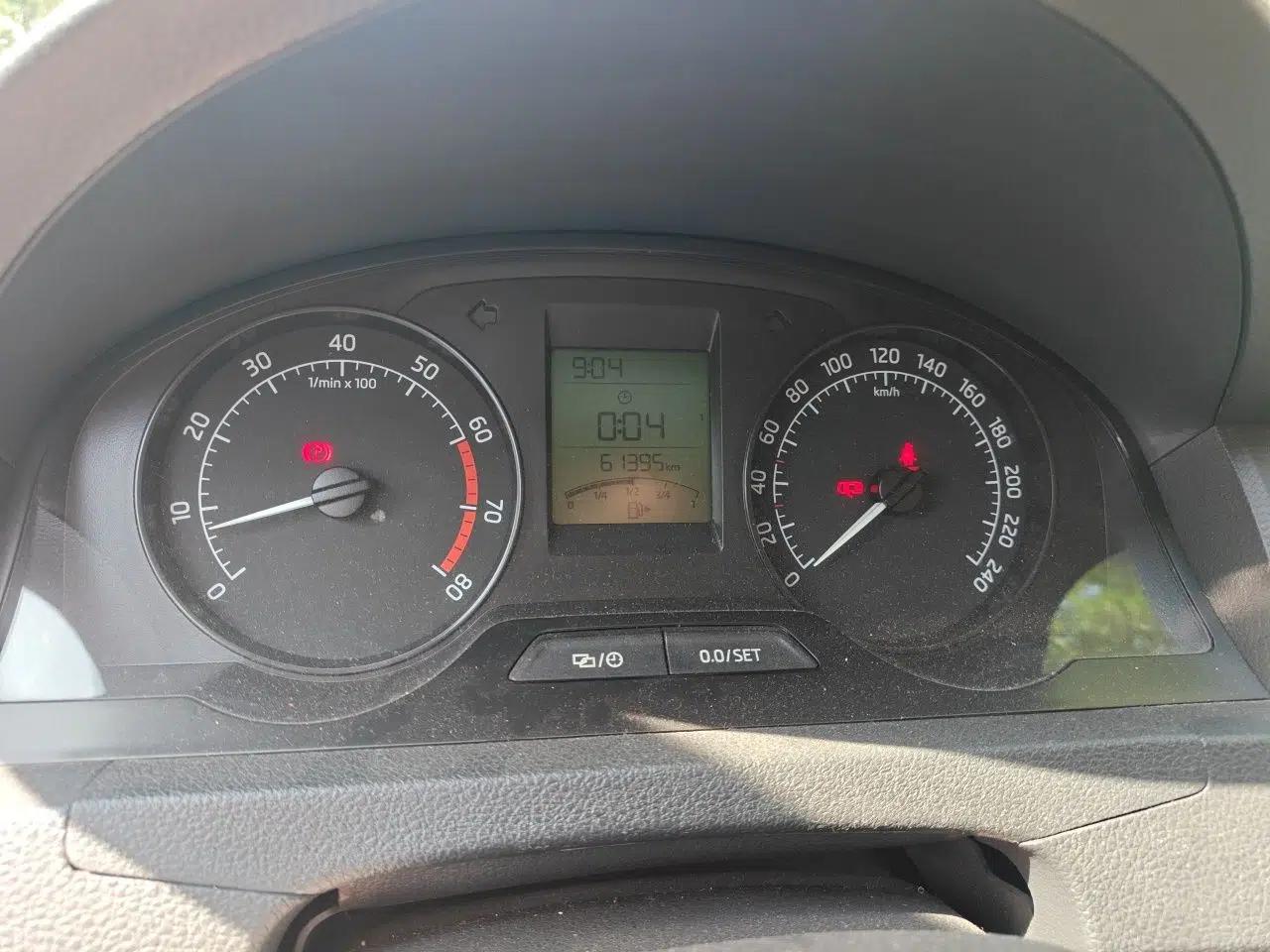 Skoda Rapid 2015 1.6L Manual Smart Selection Model — миниатюра 12