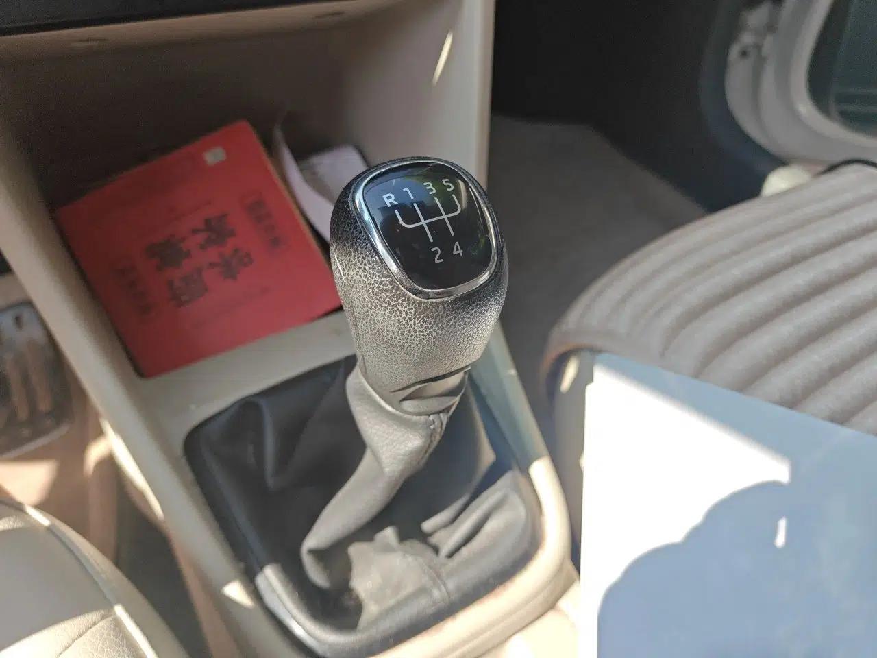 Skoda Rapid 2015 1.6L Manual Smart Selection Model — миниатюра 14