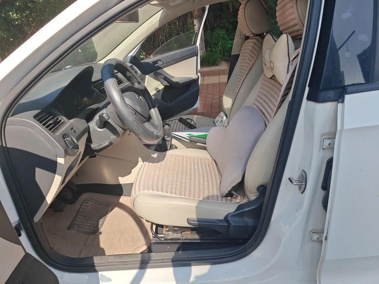 Skoda Rapid 2015 1.6L Manual Smart Selection Model — миниатюра 15