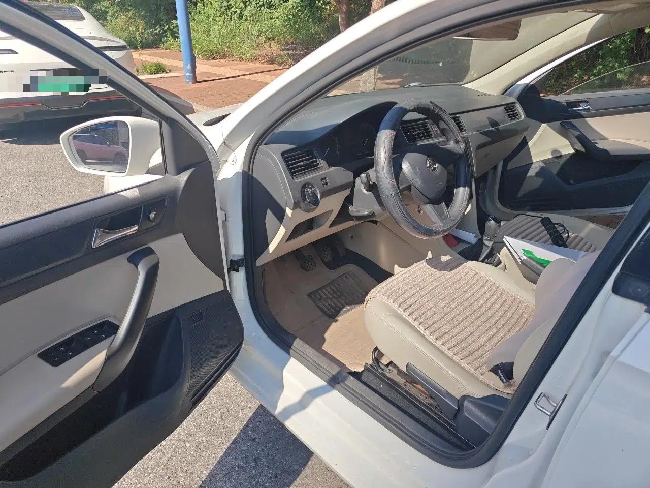 Skoda Rapid 2015 1.6L Manual Smart Selection Model — миниатюра 16