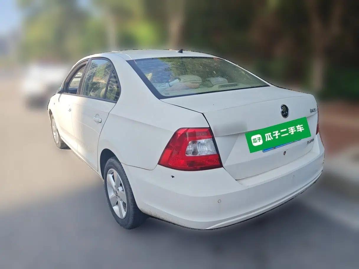 Skoda Rapid 2015 1.6L Manual Smart Selection Model — миниатюра 4