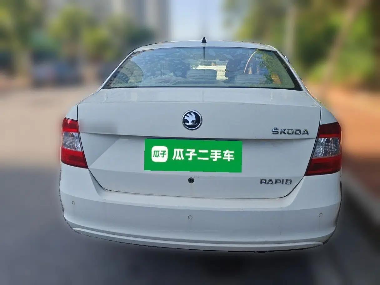 Skoda Rapid 2015 1.6L Manual Smart Selection Model — миниатюра 5