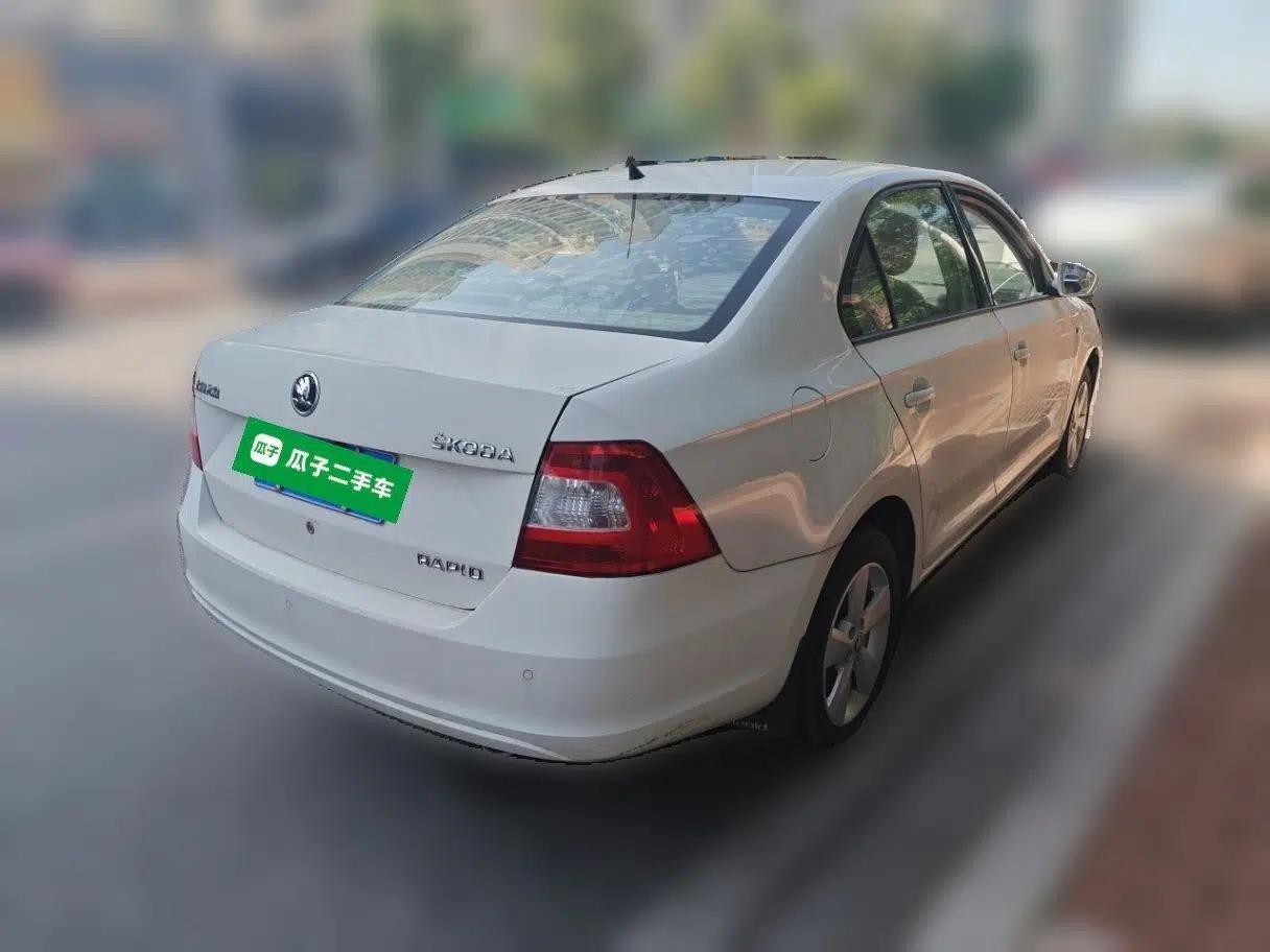 Skoda Rapid 2015 1.6L Manual Smart Selection Model — миниатюра 6