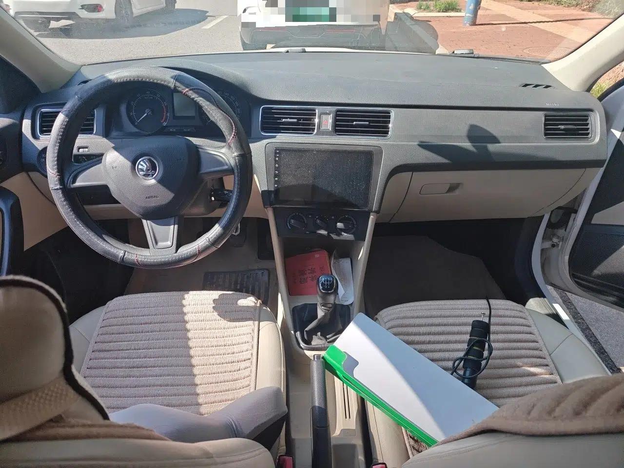 Skoda Rapid 2015 1.6L Manual Smart Selection Model — миниатюра 9