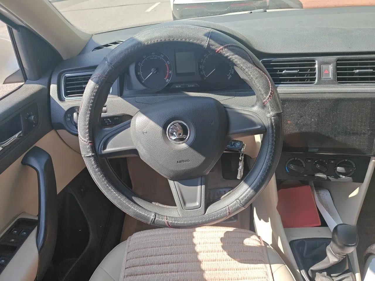 Skoda Rapid 2015 1.6L Manual Smart Selection Model — миниатюра 10