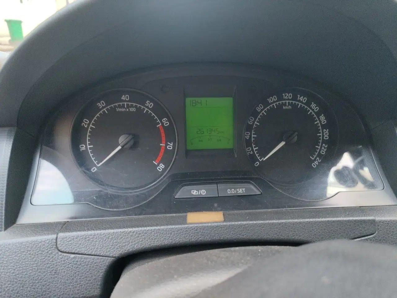 Skoda Rapid 2016 1.4L Manual Front-Wheel Drive Model — миниатюра 11