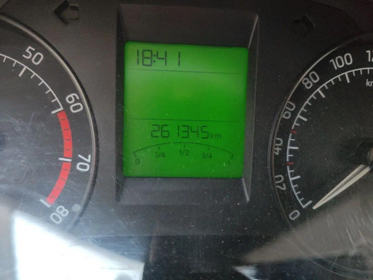 Skoda Rapid 2016 1.4L Manual Front-Wheel Drive Model — миниатюра 12