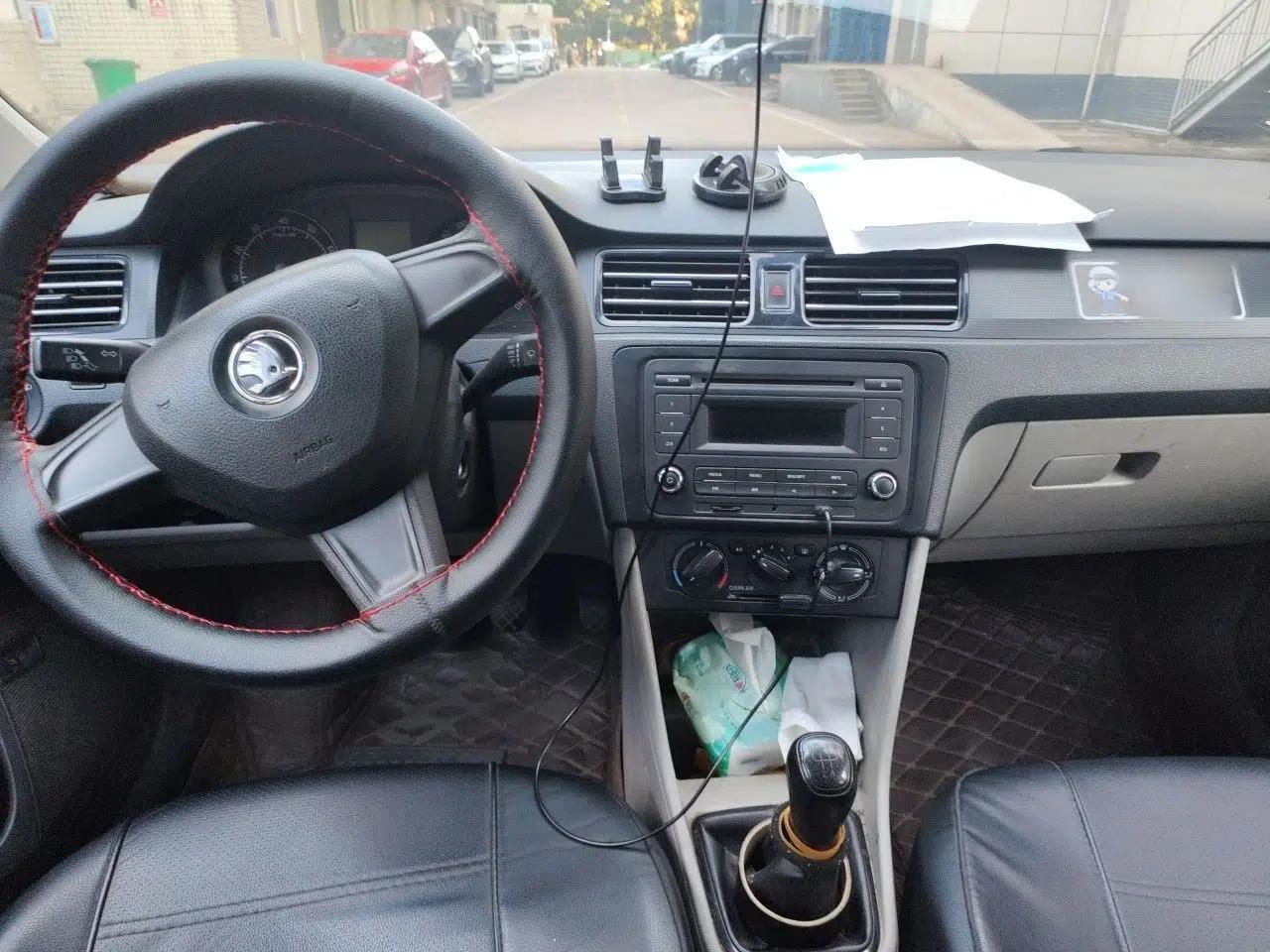 Skoda Rapid 2016 1.4L Manual Front-Wheel Drive Model — миниатюра 9