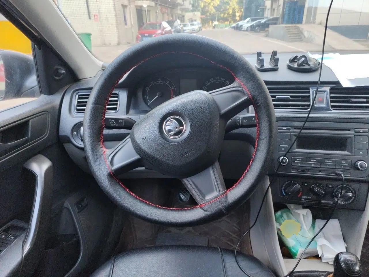 Skoda Rapid 2016 1.4L Manual Front-Wheel Drive Model — миниатюра 10