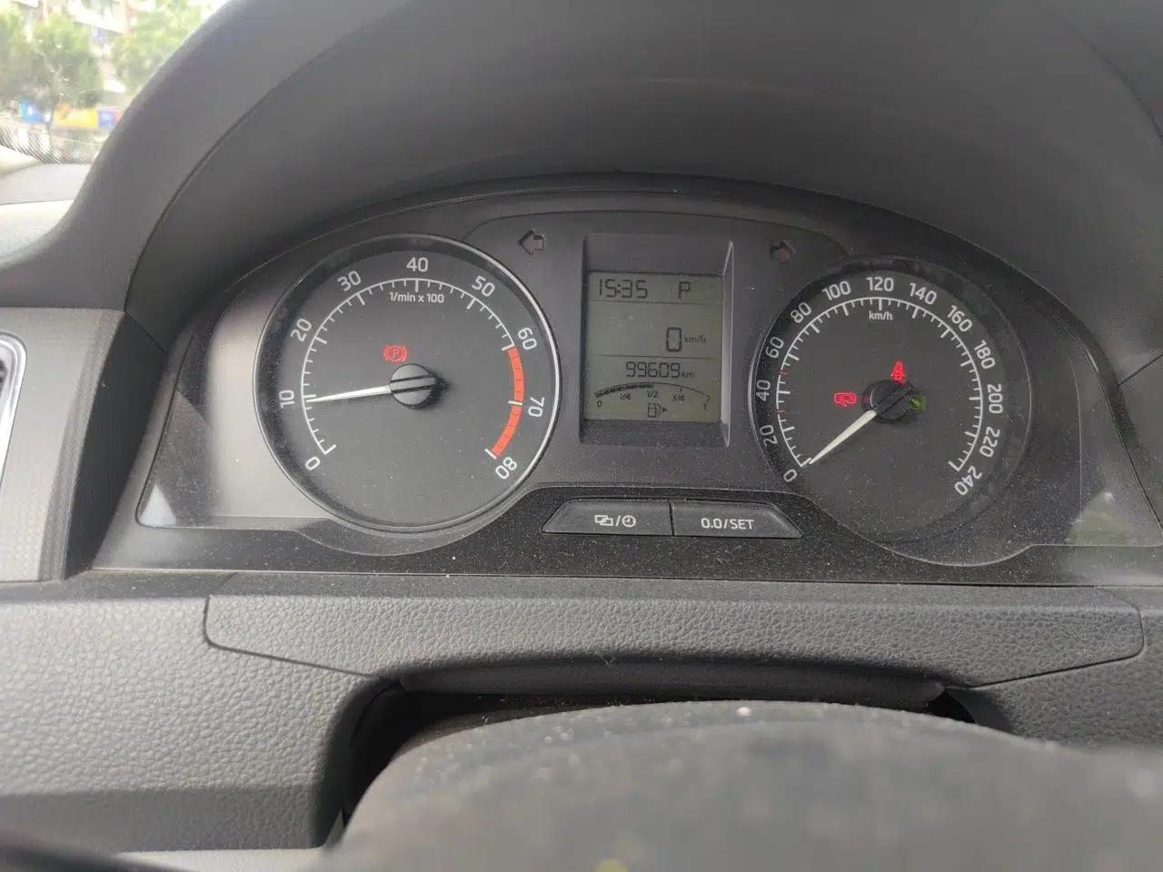 Skoda Rapid 2015 1.6L Automatic Smart Selection Model — миниатюра 11