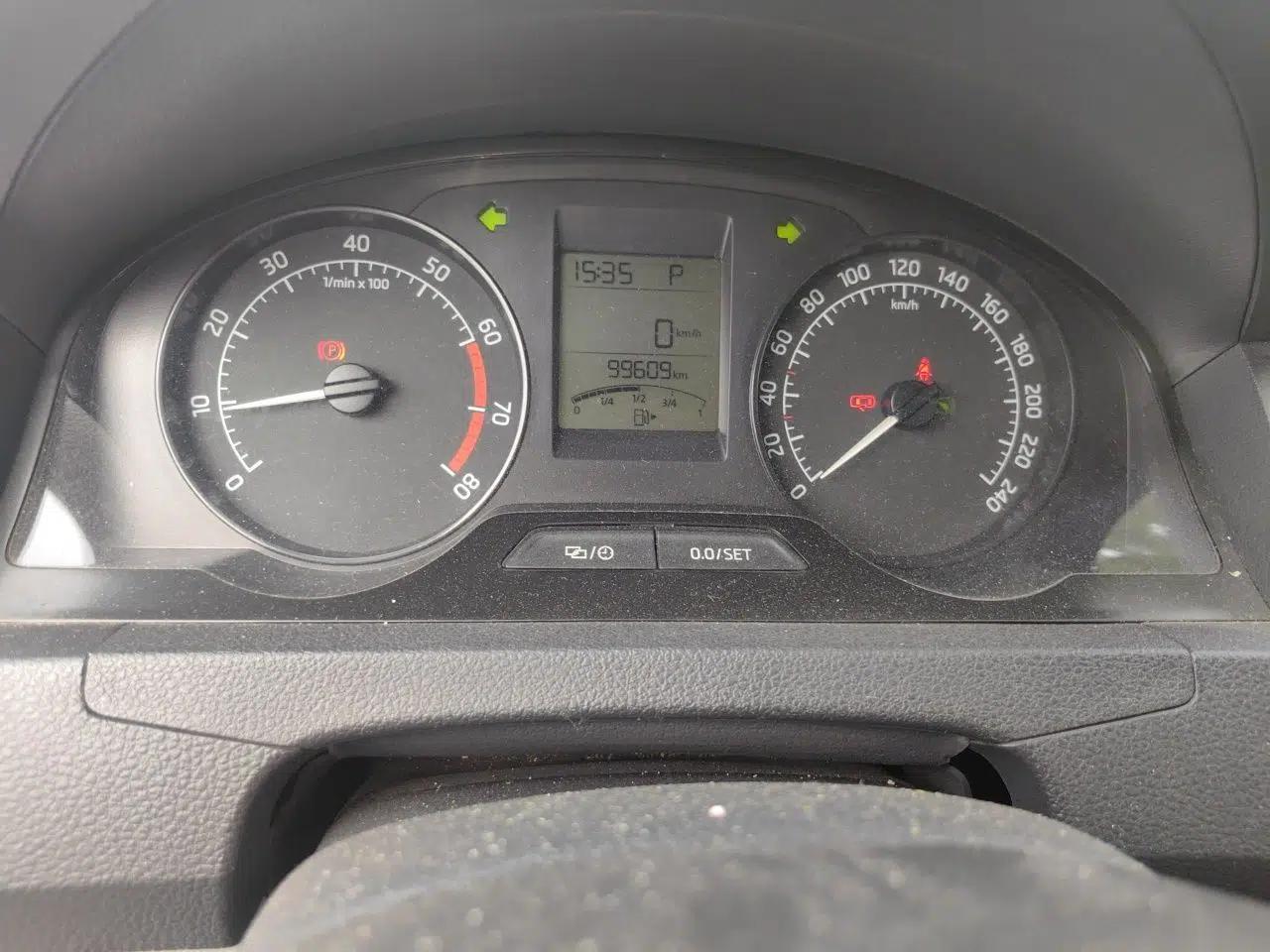 Skoda Rapid 2015 1.6L Automatic Smart Selection Model — миниатюра 12