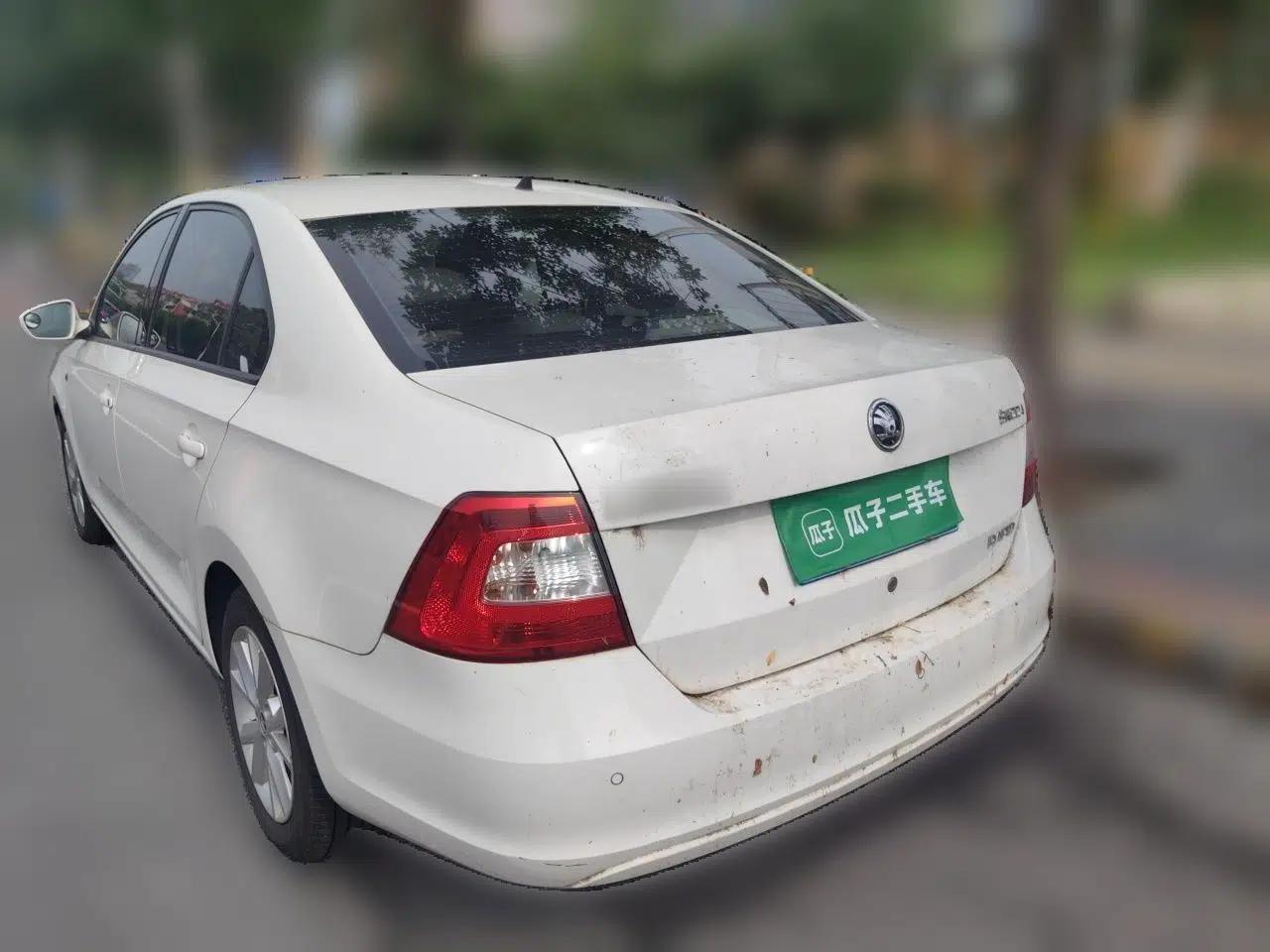 Skoda Rapid 2015 1.6L Automatic Smart Selection Model — миниатюра 4
