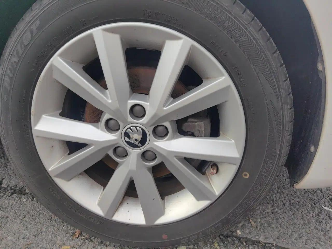 Skoda Rapid 2015 1.6L Automatic Smart Selection Model — миниатюра 8