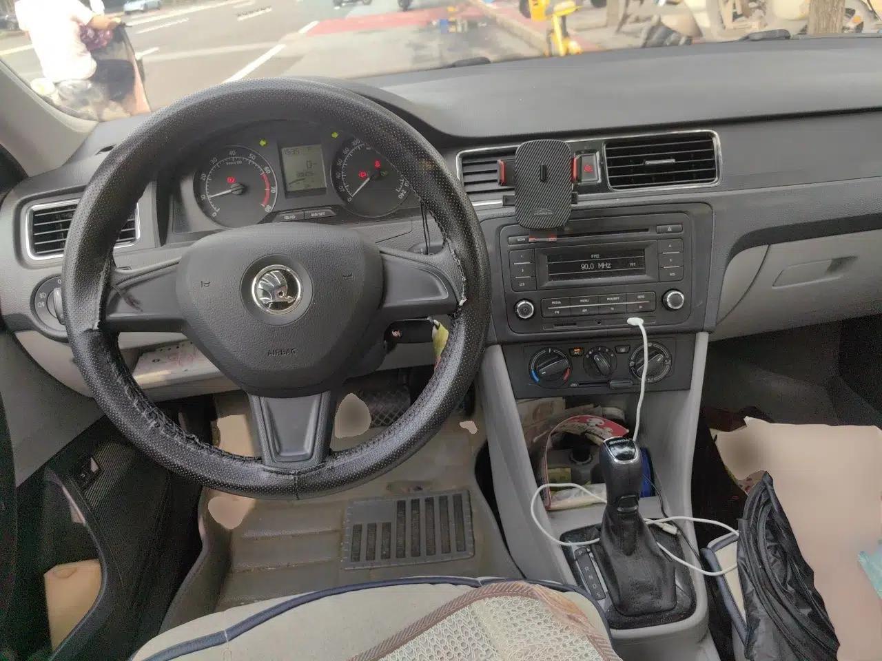 Skoda Rapid 2015 1.6L Automatic Smart Selection Model — миниатюра 10