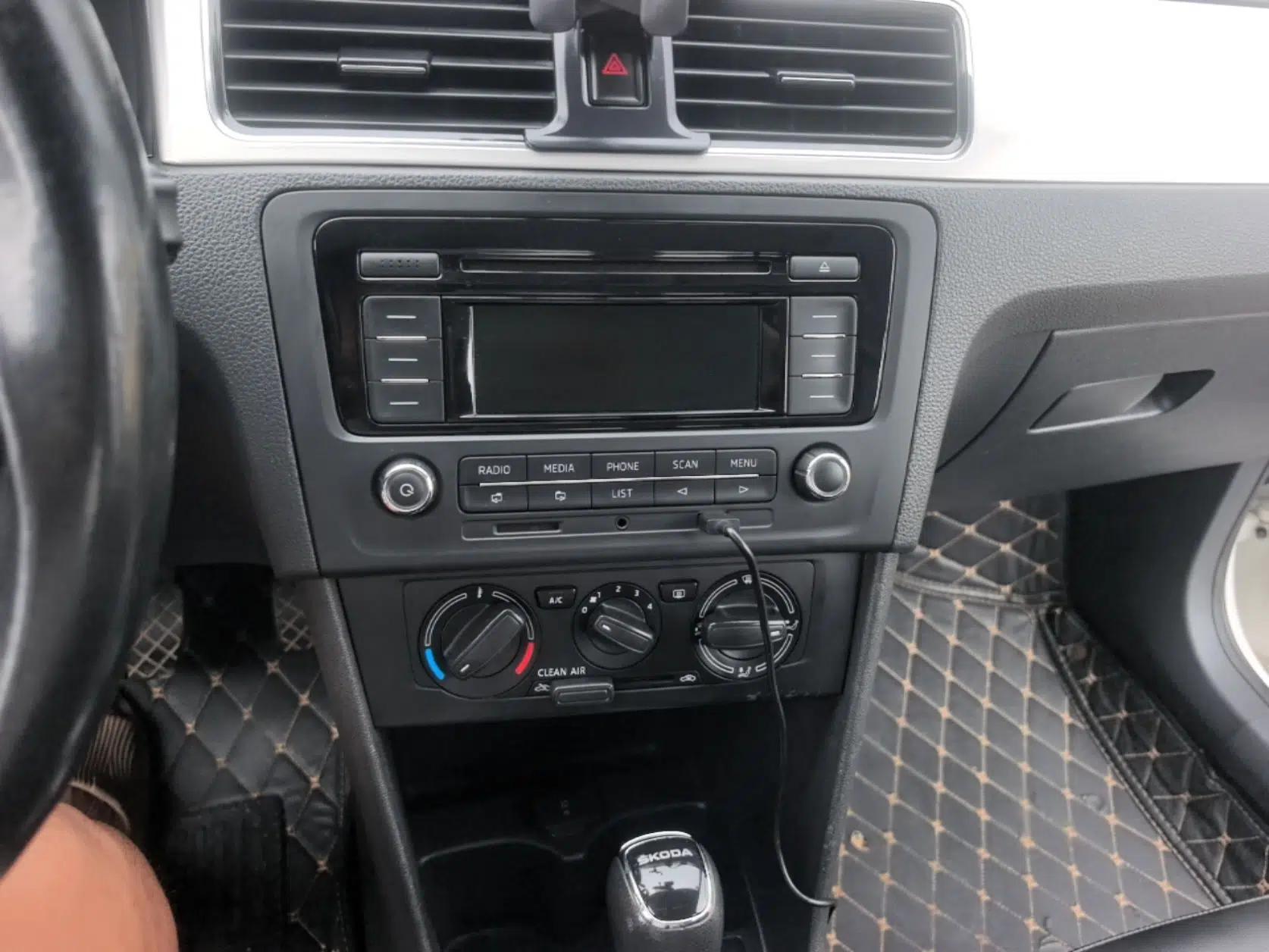 Skoda Rapid 2018 1.6L Automatic Comfort Edition — миниатюра 15