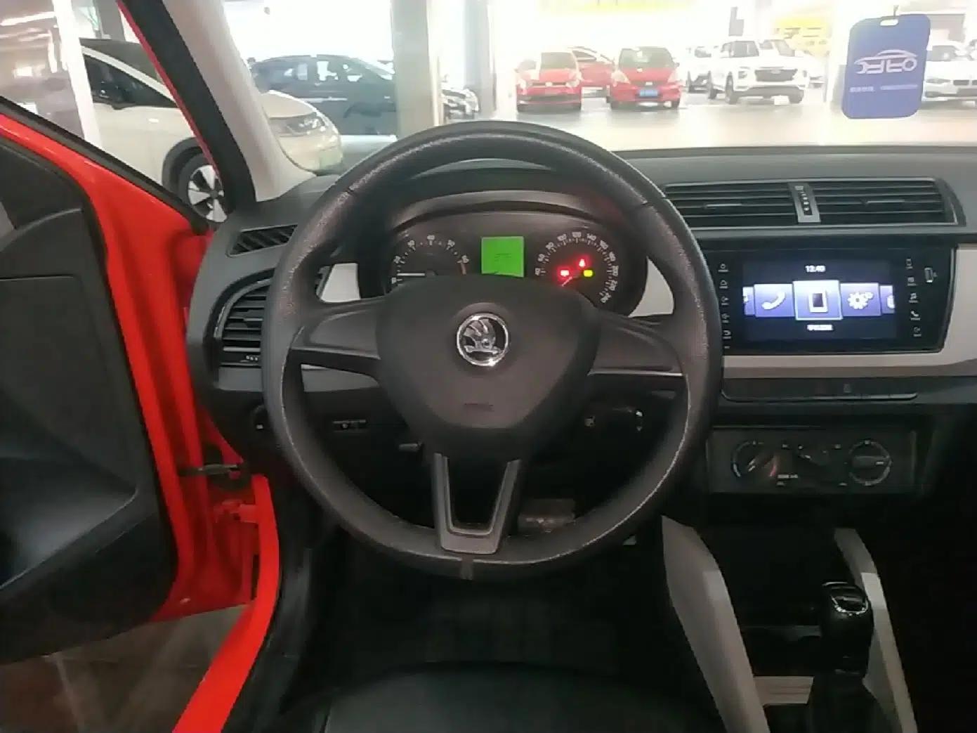 Skoda Fabia 2016 1.4L Automatic Car Enjoy Edition — миниатюра 13