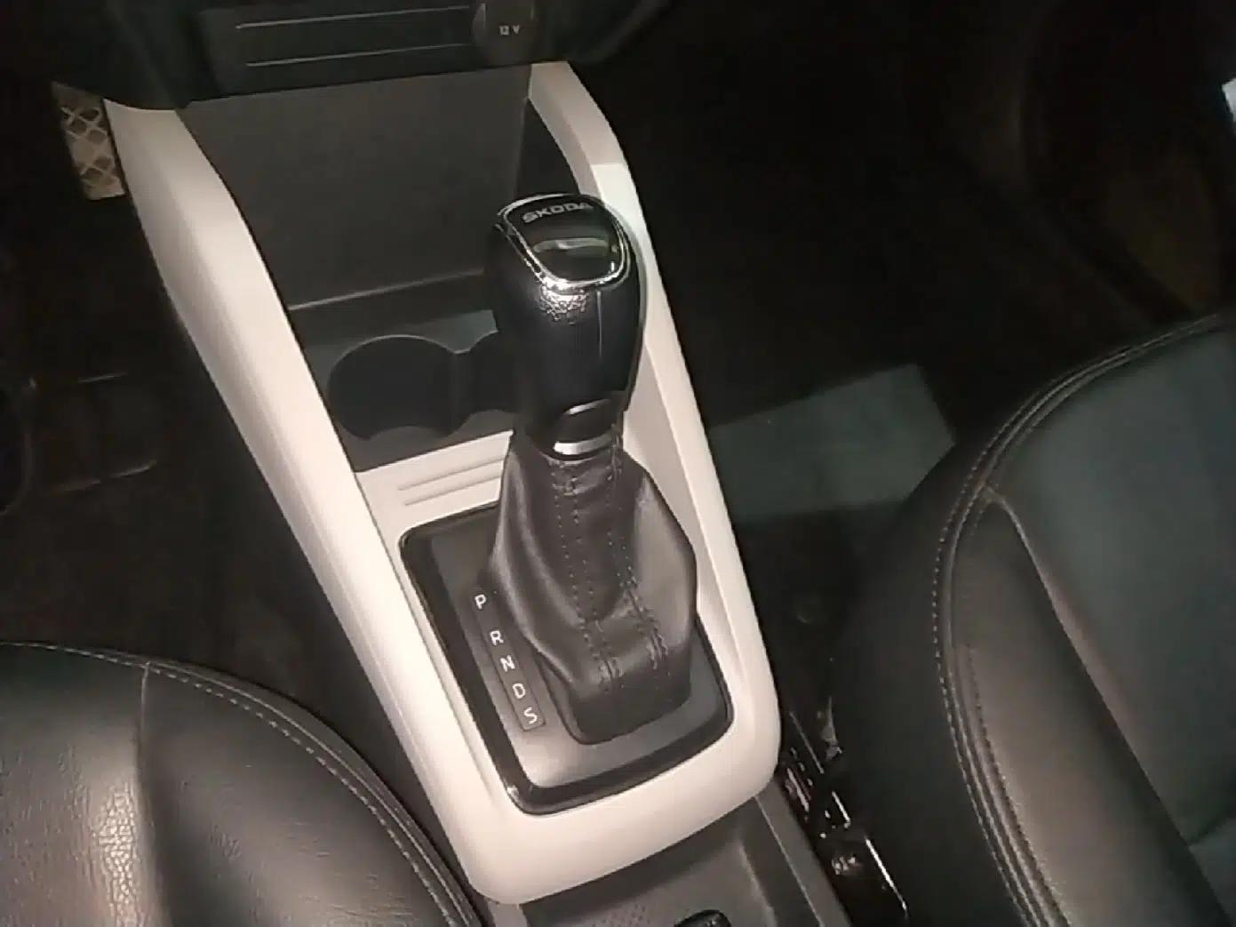 Skoda Fabia 2016 1.4L Automatic Car Enjoy Edition — миниатюра 16