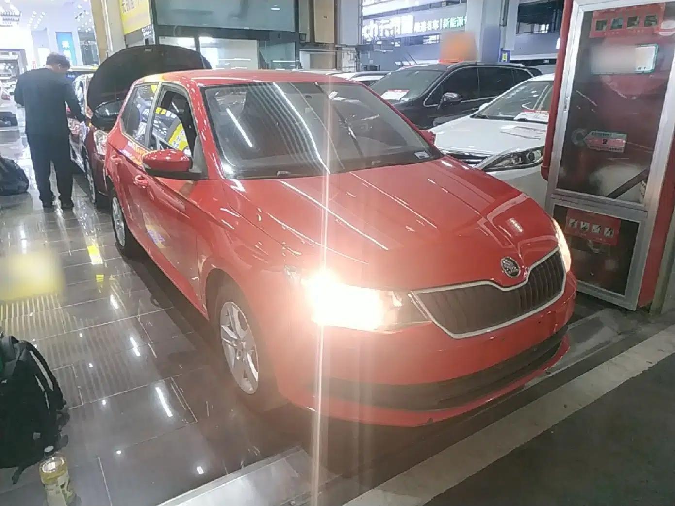Skoda Fabia 2016 1.4L Automatic Car Enjoy Edition — миниатюра 3