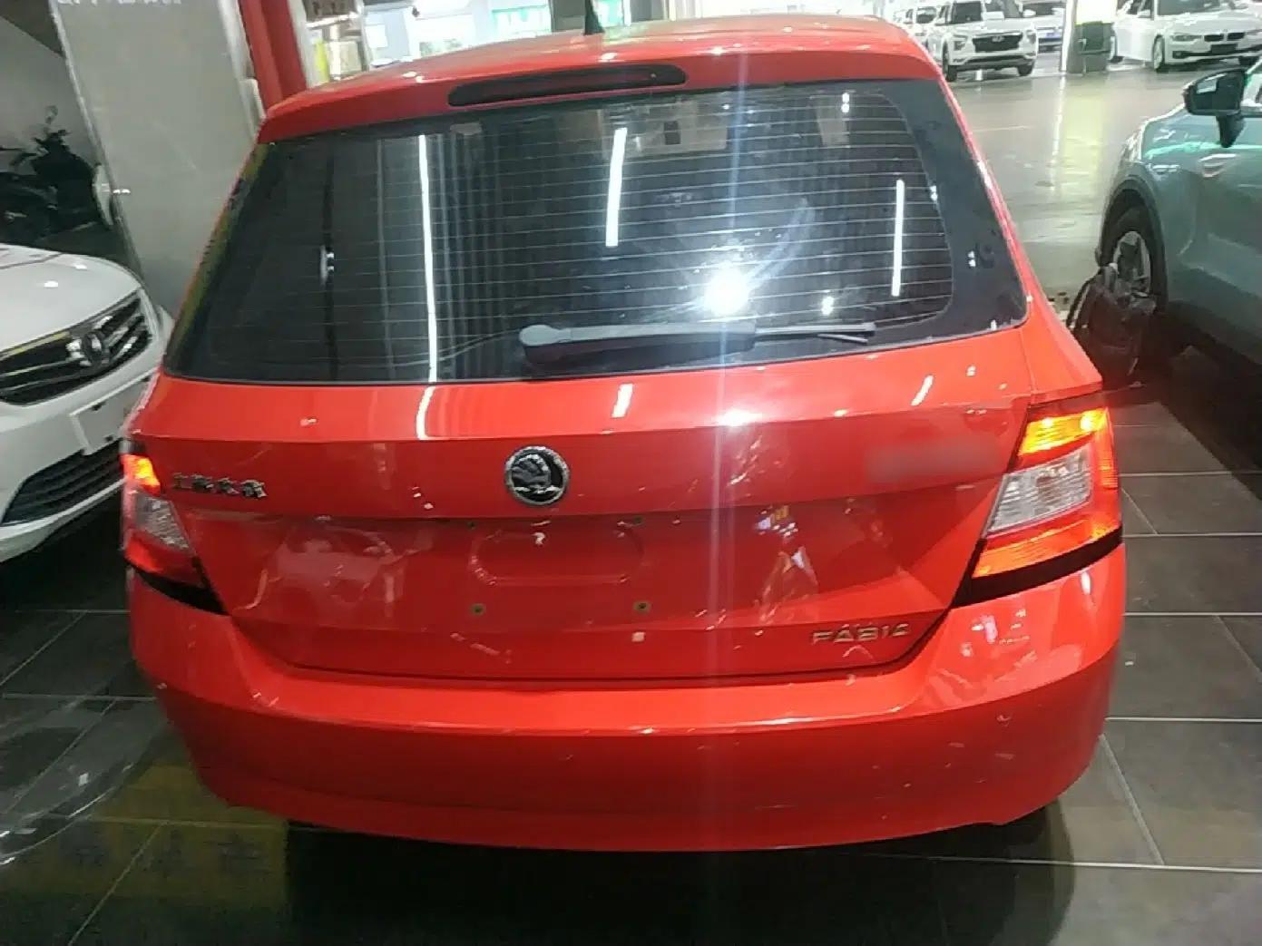 Skoda Fabia 2016 1.4L Automatic Car Enjoy Edition — миниатюра 5