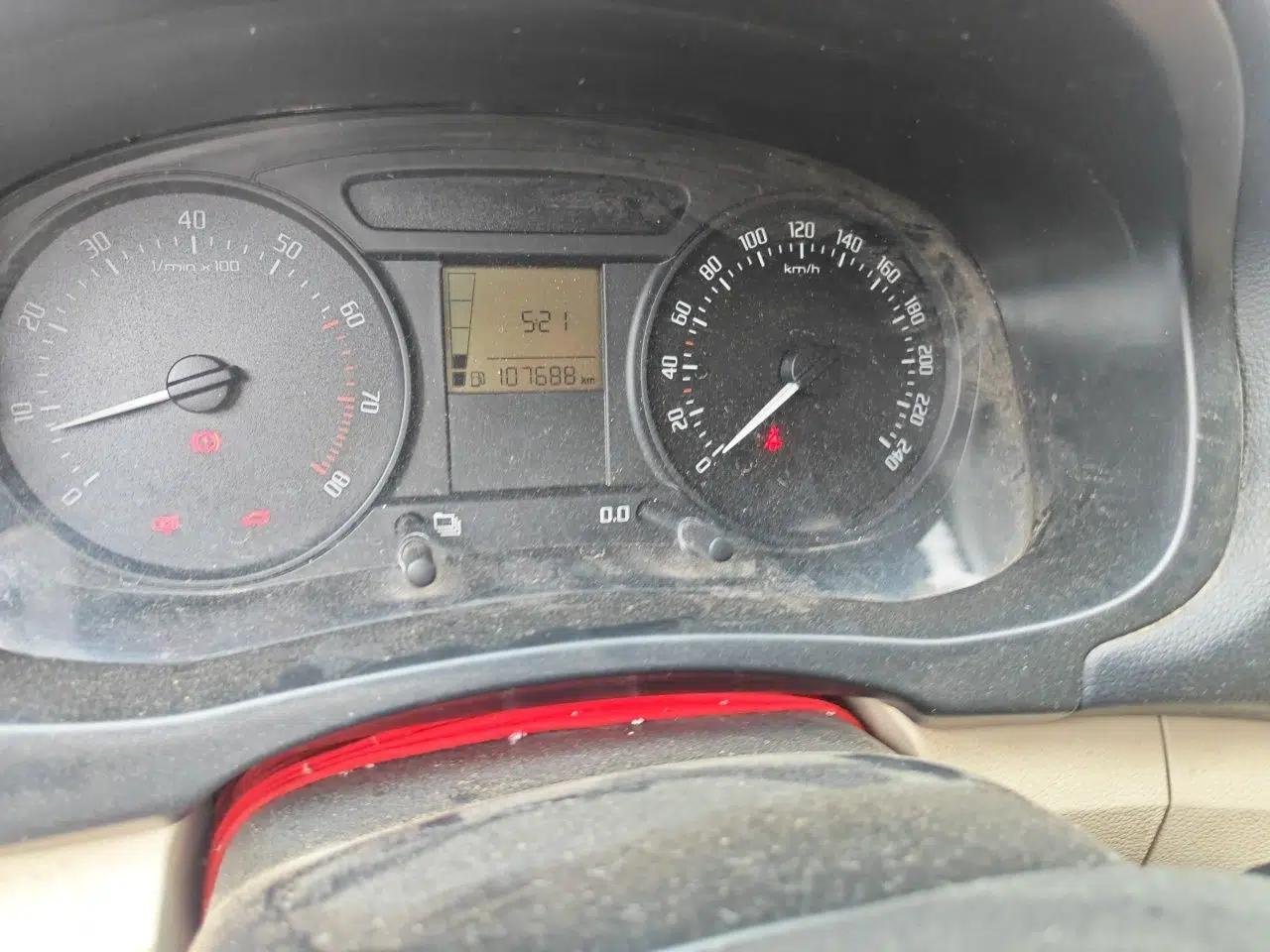 Skoda Fabia 2012 1.4L Manual Crystal Edition — миниатюра 12