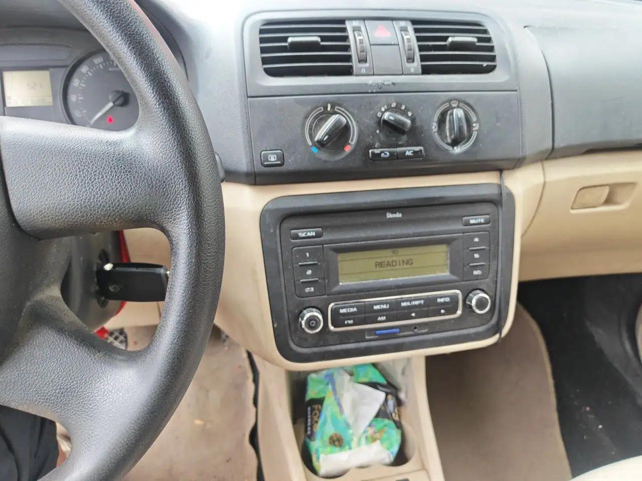 Skoda Fabia 2012 1.4L Manual Crystal Edition — миниатюра 13