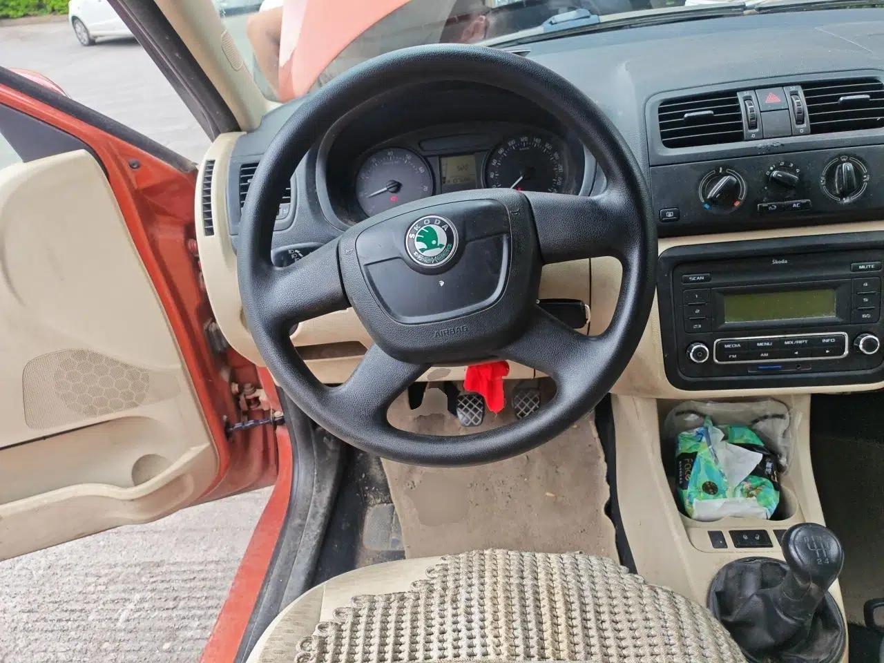 Skoda Fabia 2012 1.4L Manual Crystal Edition — миниатюра 10