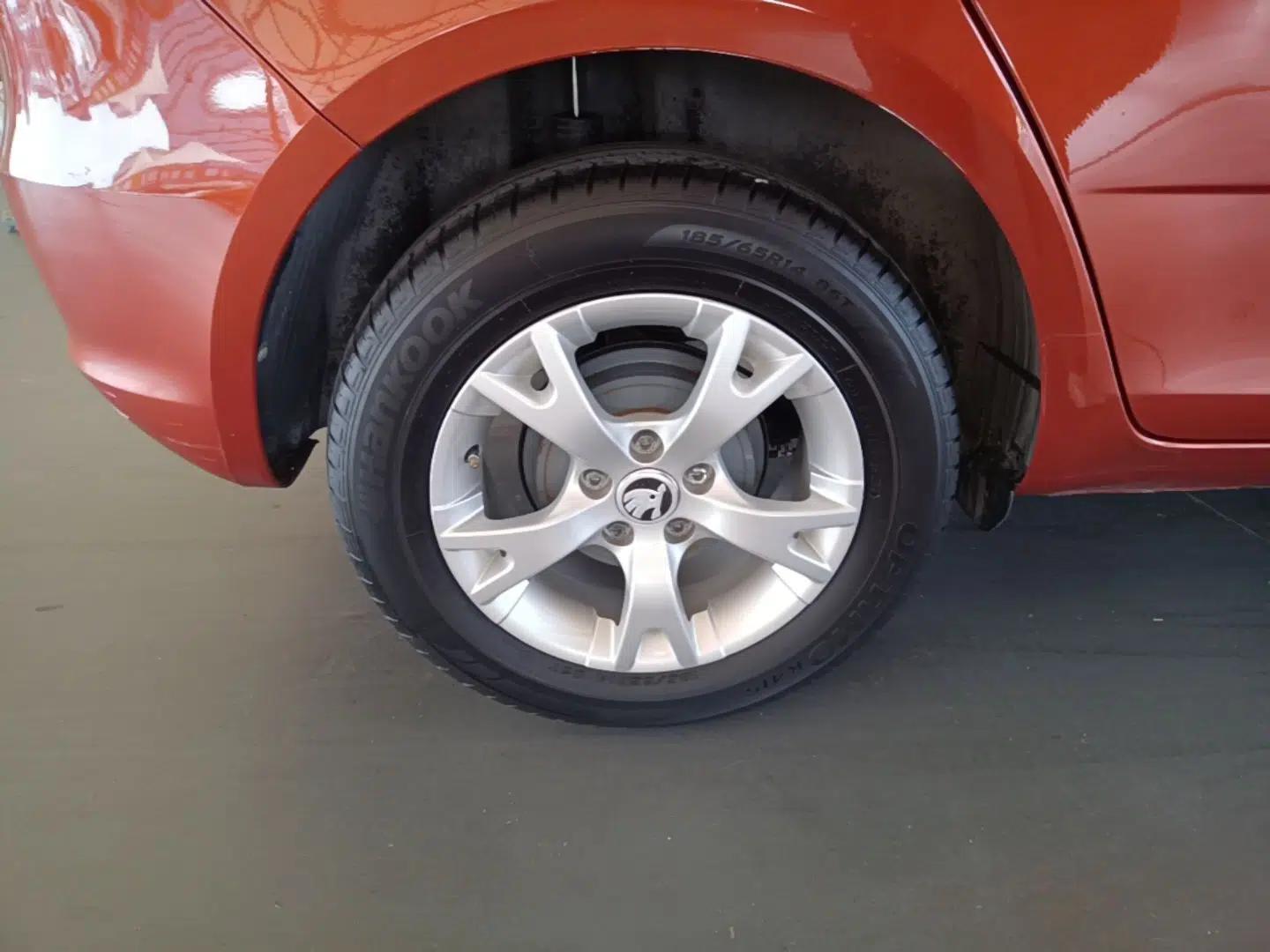 Skoda Fabia 2014 1.4L Manual Crystal Edition — миниатюра 11