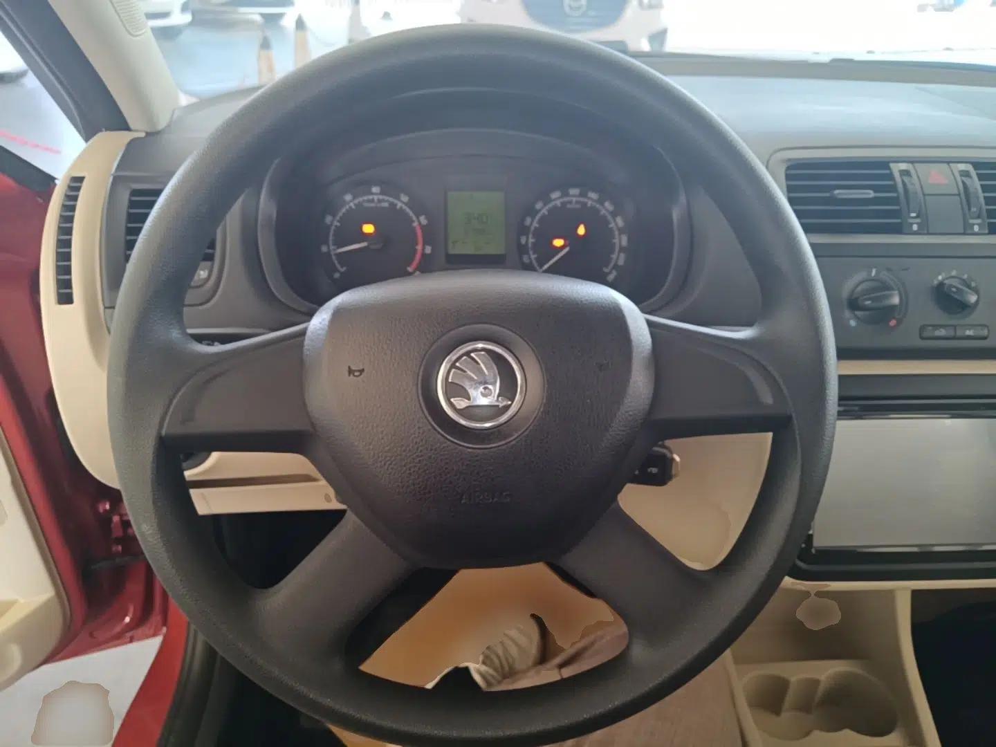 Skoda Fabia 2014 1.4L Manual Crystal Edition — миниатюра 13