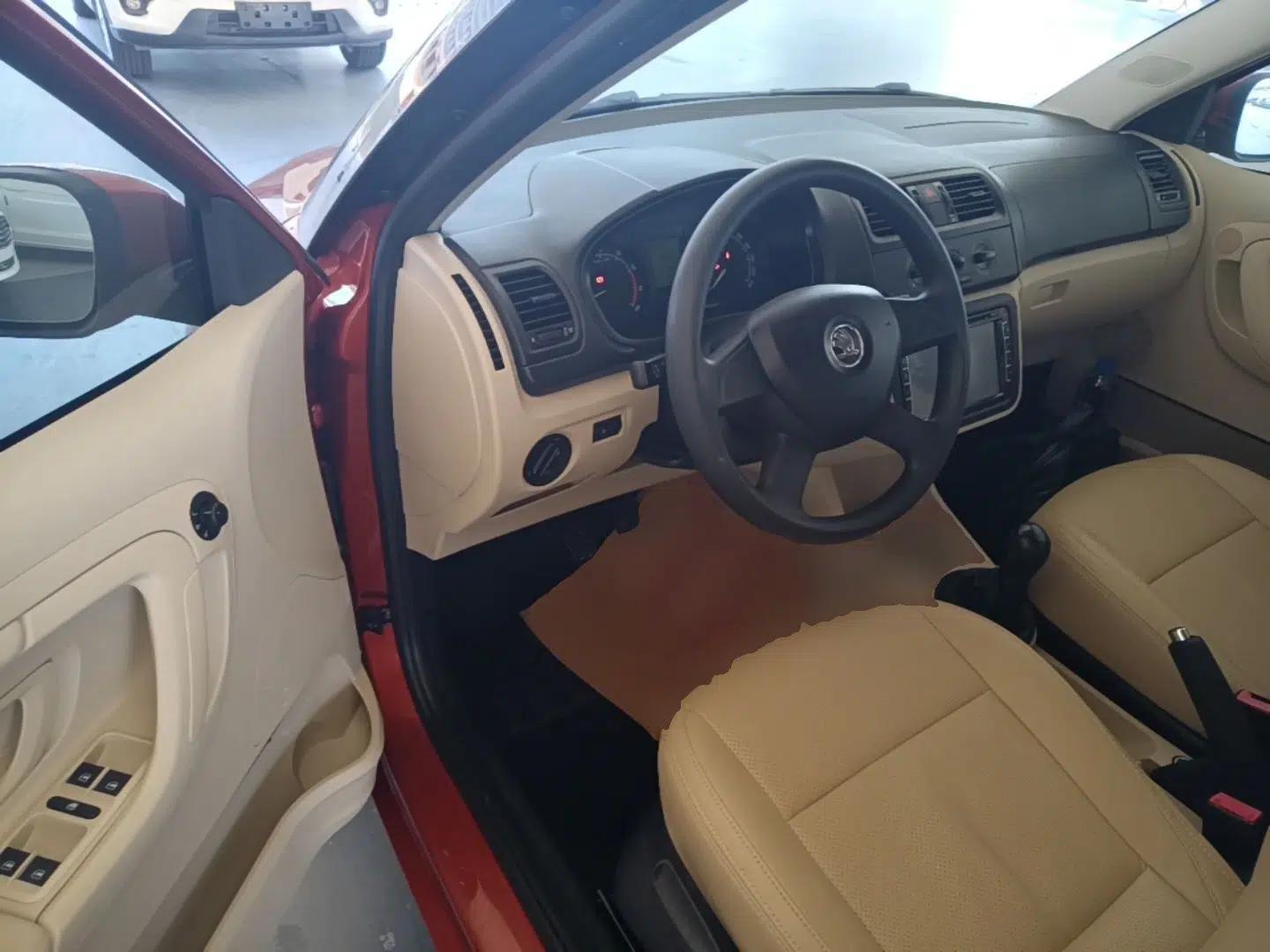 Skoda Fabia 2014 1.4L Manual Crystal Edition — миниатюра 18