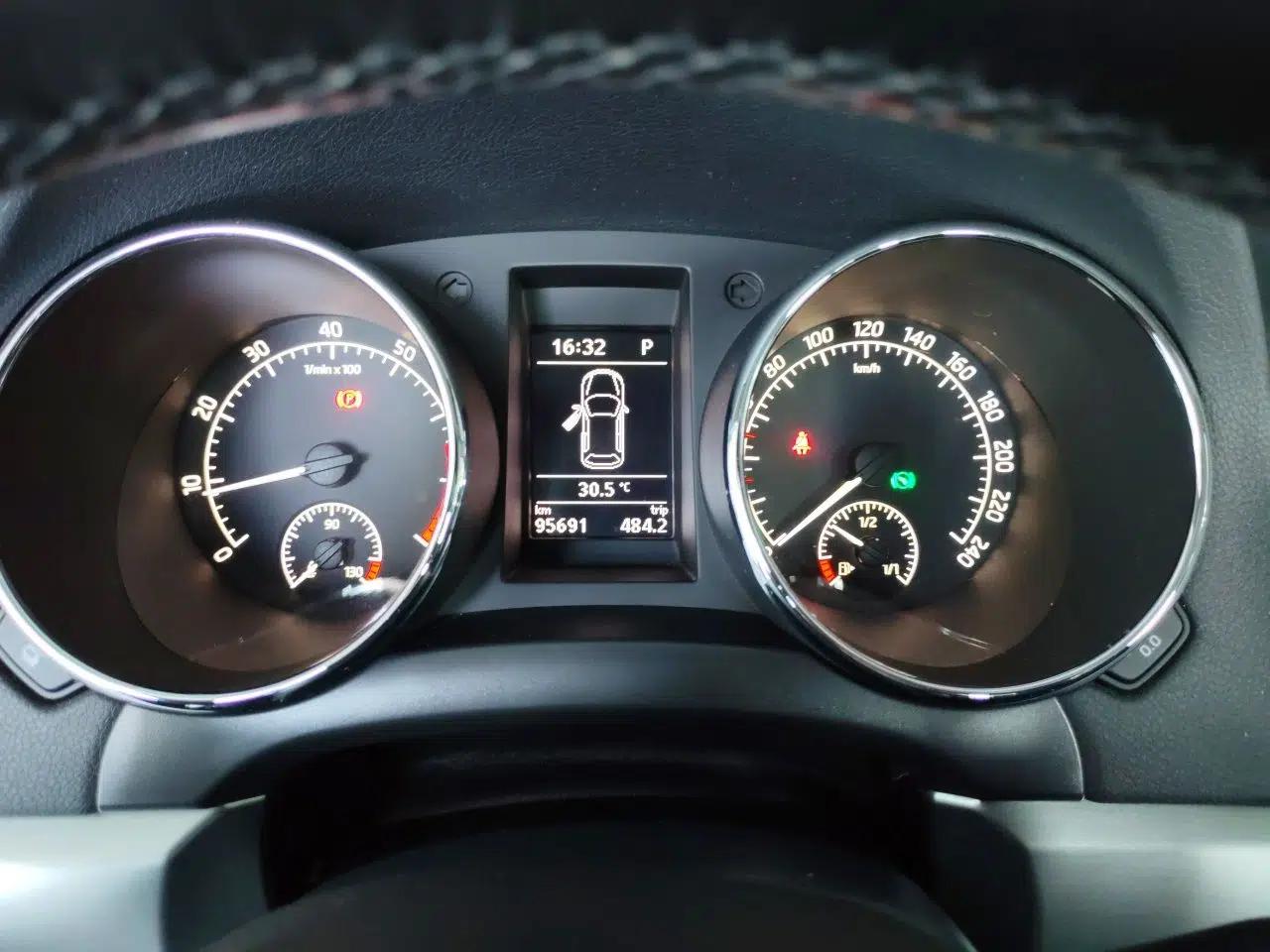 Skoda Yeti 2017 TSI300 DSG Luxury Edition — миниатюра 11