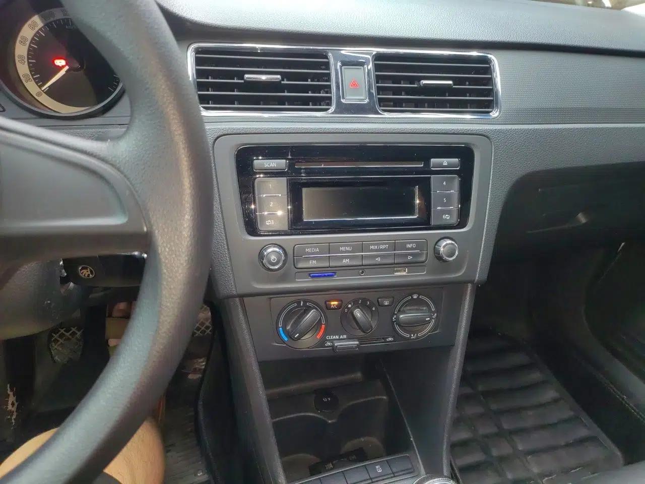 Skoda Rapid Spaceback 2018 1.4L Manual Standard Edition — миниатюра 13
